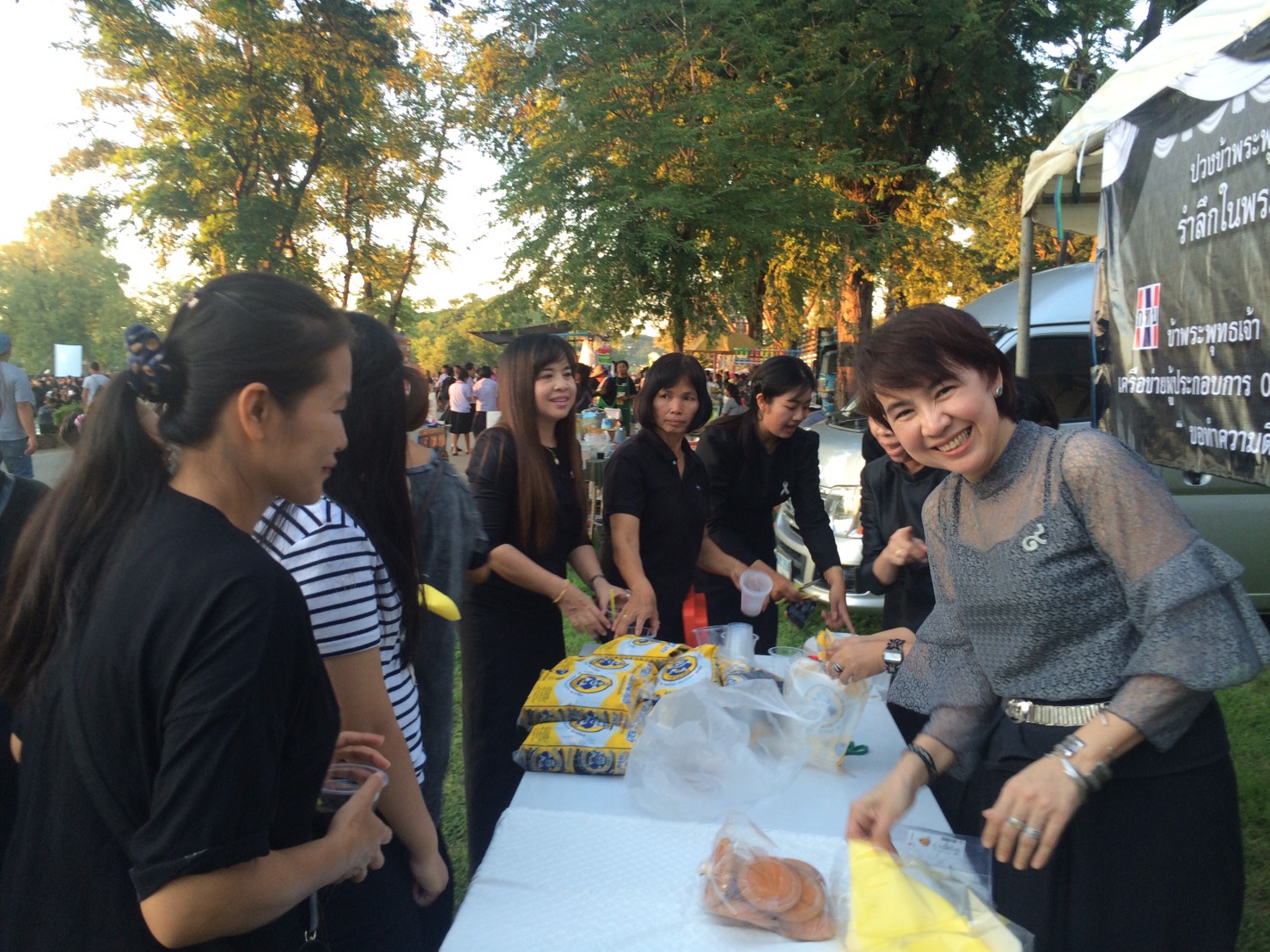 #สุโขทัย ดินแดนแห่งความสุข #เมื่อวันที่ 14 พฤศจิกายน 2559   วันลอยกระทง   นายก่อพงษ์ โกมลรัตน์ ผู้ตรวจราชการกรมการพัฒนาชุมชน เขต 15 และ 16 พร้อมด้วย นายสุวิน  พึ่งเงิน พัฒนาการจังหวัดสุโขทัย  ข้าราชการสำนักงานพัฒนาชุมชนจังหวัดสุโขทัย เครือข่ายกองทุนหมู่บ