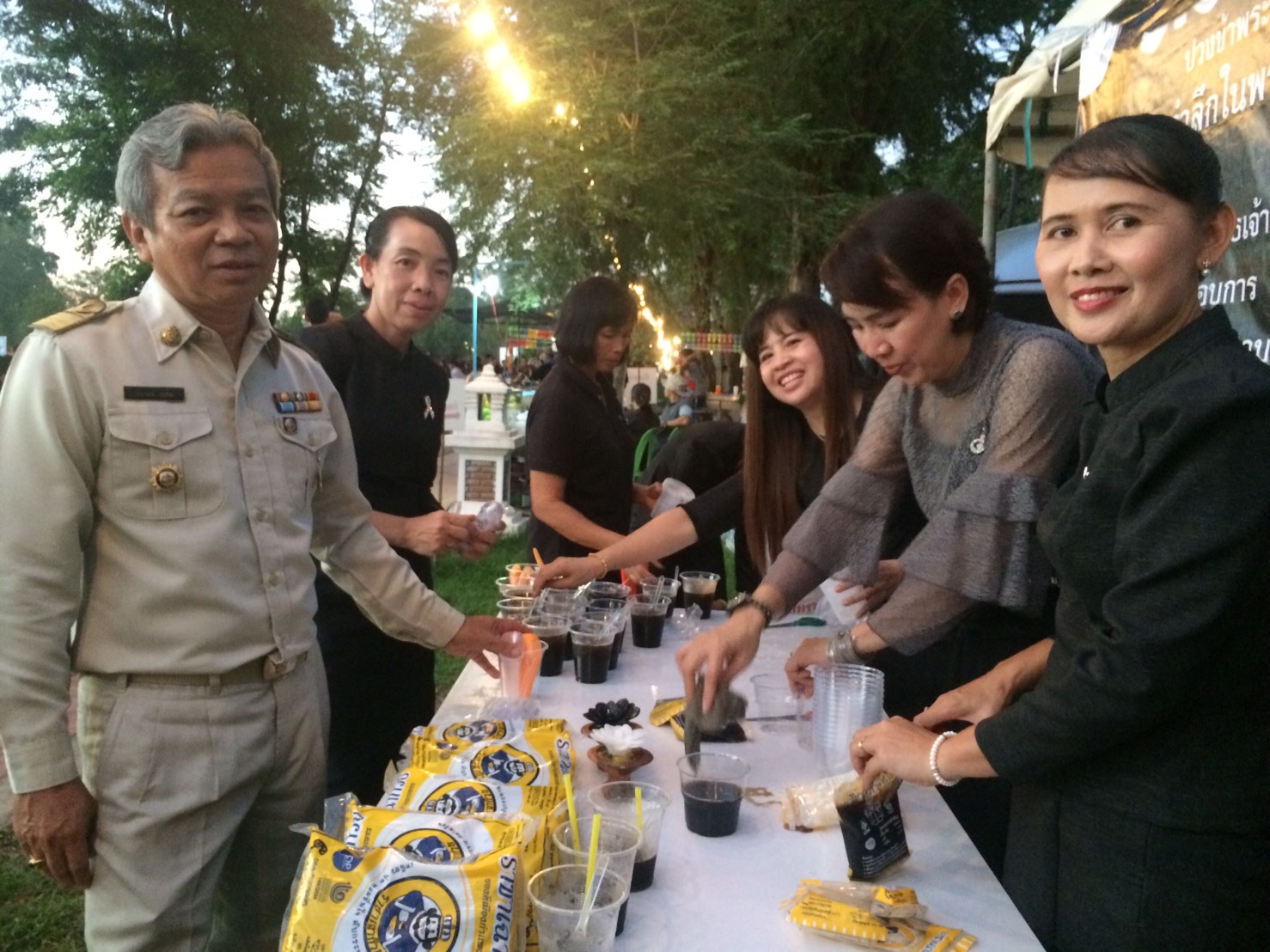 #สุโขทัย ดินแดนแห่งความสุข #เมื่อวันที่ 14 พฤศจิกายน 2559   วันลอยกระทง   นายก่อพงษ์ โกมลรัตน์ ผู้ตรวจราชการกรมการพัฒนาชุมชน เขต 15 และ 16 พร้อมด้วย นายสุวิน  พึ่งเงิน พัฒนาการจังหวัดสุโขทัย  ข้าราชการสำนักงานพัฒนาชุมชนจังหวัดสุโขทัย เครือข่ายกองทุนหมู่บ