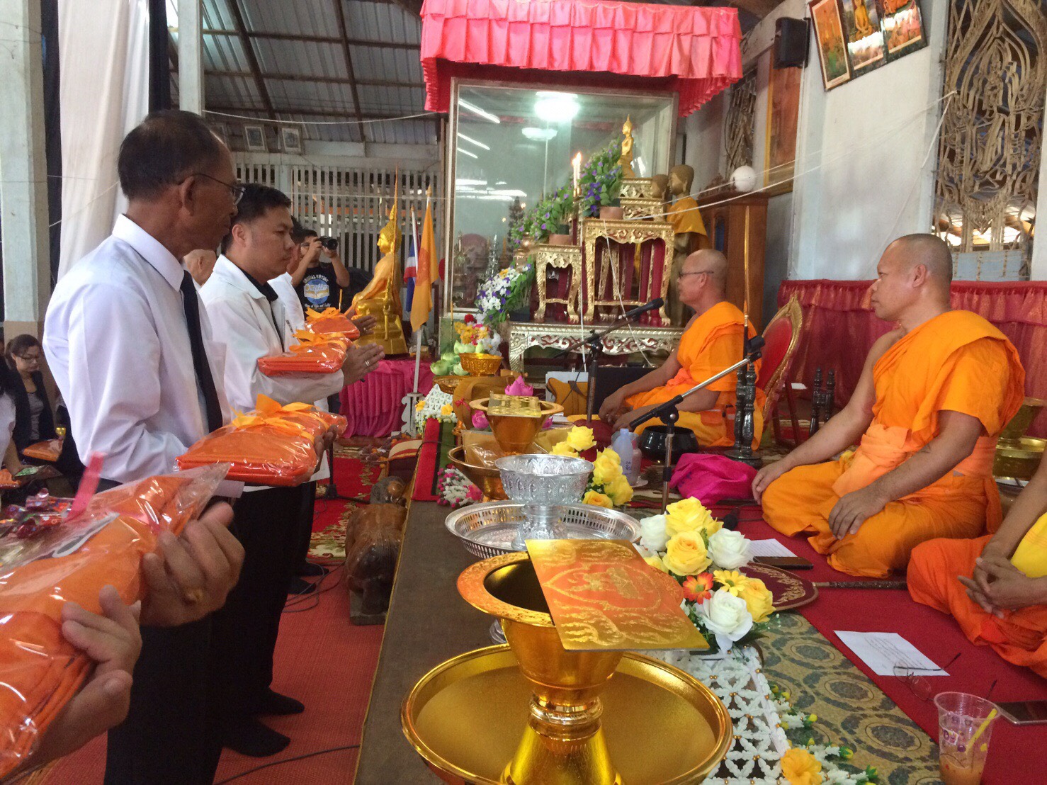 #สุโขทัย ดินแดนแห่งความสุข #เมื่อวันที่ 14 พฤศจิกายน 2559  นายสุวิน  พึ่งเงิน พัฒนาการจังหวัดสุโขทัย ร่วมกับเครือข่ายกองทุนหมู่บ้านจังหวัดสุโขทัย กลุ่มออมทรัพย์  และเครือข่ายโอทอปจังหวัดสุโขทัย ร่วมทอดกฐินสามัคคี ณ.วัดหนองป่าตอ อ.สวรรคโลกจ.สุโขทัย  เพื่อถ