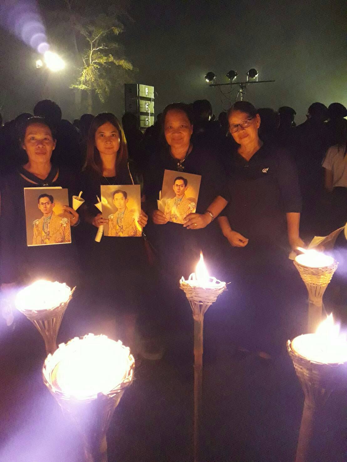 #สุโขทัย ดินแดนแห่งความสุข #เมื่อวันที่ 14 พฤศจิกายน 2559  คณะกรรมการพัฒนาสตรี และคณะคณะกรรมการกองทุนพัฒนาบทบาทสตรีจังหวัดสุโขทัย ร่วมแสดงความอาลัย ณ อุทยานประวัติศาสตร์สุโขทัย(ข่าวโดยสถานีข่าวพช. CNS จังหวัดสุโขทัย รายงาน)