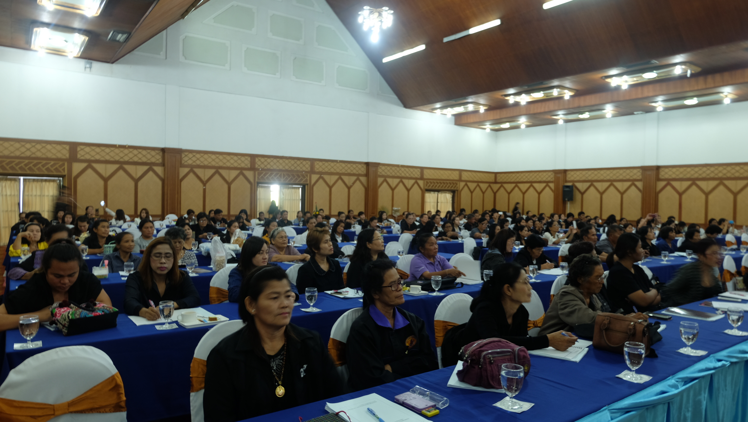 #สุโขทัย ดินแดนแห่งความสุข #วันที่ 15 พฤศจิกายน  2559 เวลา 09.00 น. นายสุวิน  พึ่งเงิน  พัฒนาการจังหวัดสุโขทัย ได้กล่าวต้อนรับ                                          นายก่อพงษ์โกมลรัตน์ ผู้ตรวจราชการกรมการพัฒนาชุมชน เขต 15 และ 16 ที่ได้มาเป็นประธานในการ