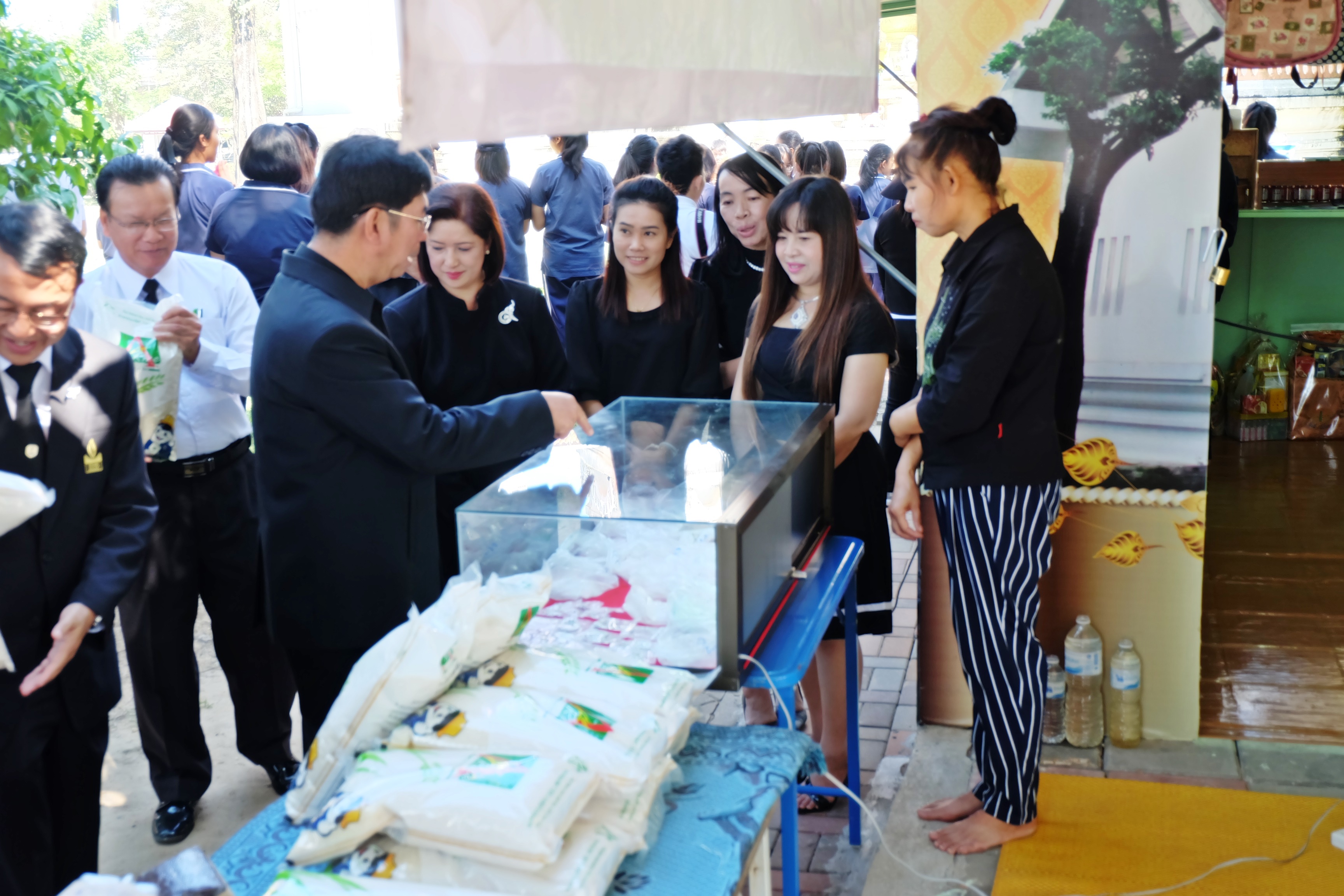 #สุโขทัย ดินแดนแห่งความสุข #นายปิติ แก้วสลับสี ผู้ว่าราชการจังหวัดสุโขทัย และหัวหน้าส่วนราชการ พร้อมด้วยคณะครูโรงเรียนอุดมดรุณี เยี่ยมชมร้านOTOP พระแม่ย่าและร่วมซื้อข้าวสารของชาวนา ซึ่งสำนักงานพัฒนาชุมชนจังหวัดสุโขทัย ร่วมกับบริษัทประชารัฐรักสามัคคีสุโขท