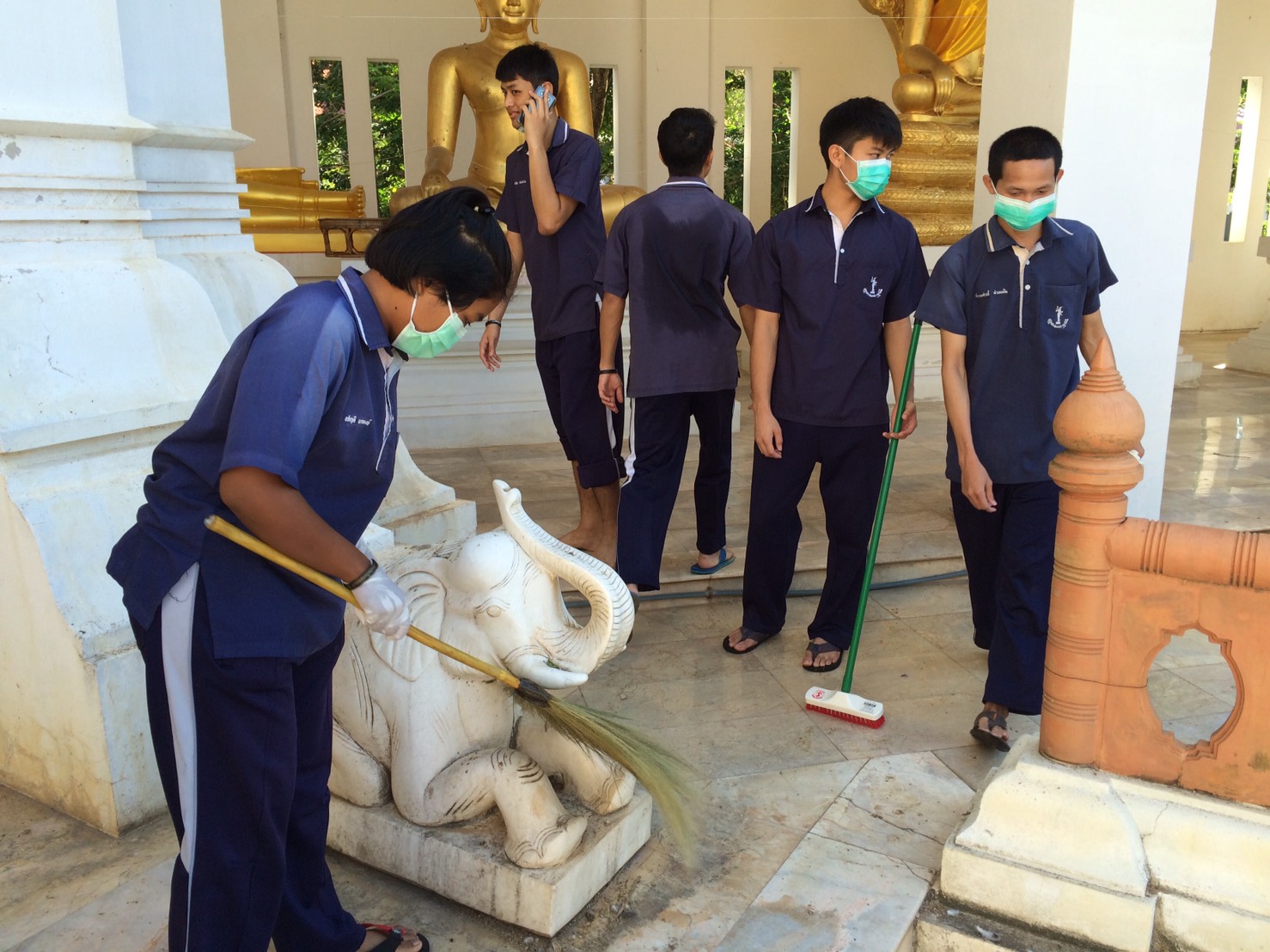 #สุโขทัย ดินแดนแห่งความสุข #วันที่ 18 พฤศจิกายน 2559 เวลา 10.30 น. จังหวัดสุโขทัย โดยสำนักงานพัฒนาชุมชนจังหวัดสุโขทัยร่วมกับคณะครู นักเรียนระดับชั้นมัธยมศึกษาปีที่ 6 โรงเรียนอุดมดรุณี จังหวัดสุโขทัย จัดกิจกรรมทำความดีเพื่อพ่อ “กิจกรรมจิตอาสา ม.6 ทำดีด้วยใ