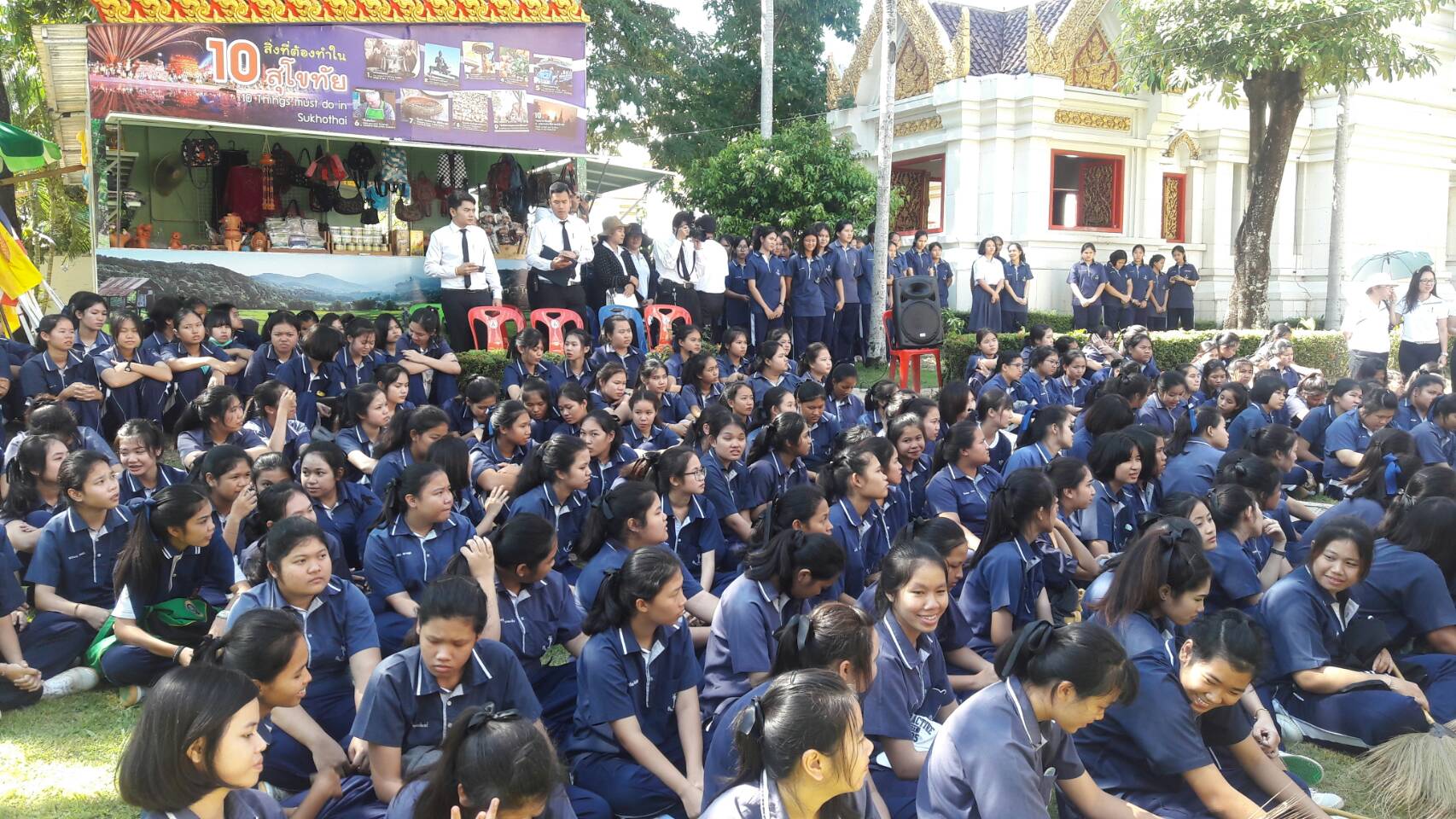 #สุโขทัย ดินแดนแห่งความสุข #วันที่ 18 พฤศจิกายน 2559 เวลา 10.30 น. จังหวัดสุโขทัย โดยสำนักงานพัฒนาชุมชนจังหวัดสุโขทัยร่วมกับคณะครู นักเรียนระดับชั้นมัธยมศึกษาปีที่ 6 โรงเรียนอุดมดรุณี จังหวัดสุโขทัย จัดกิจกรรมทำความดีเพื่อพ่อ “กิจกรรมจิตอาสา ม.6 ทำดีด้วยใ