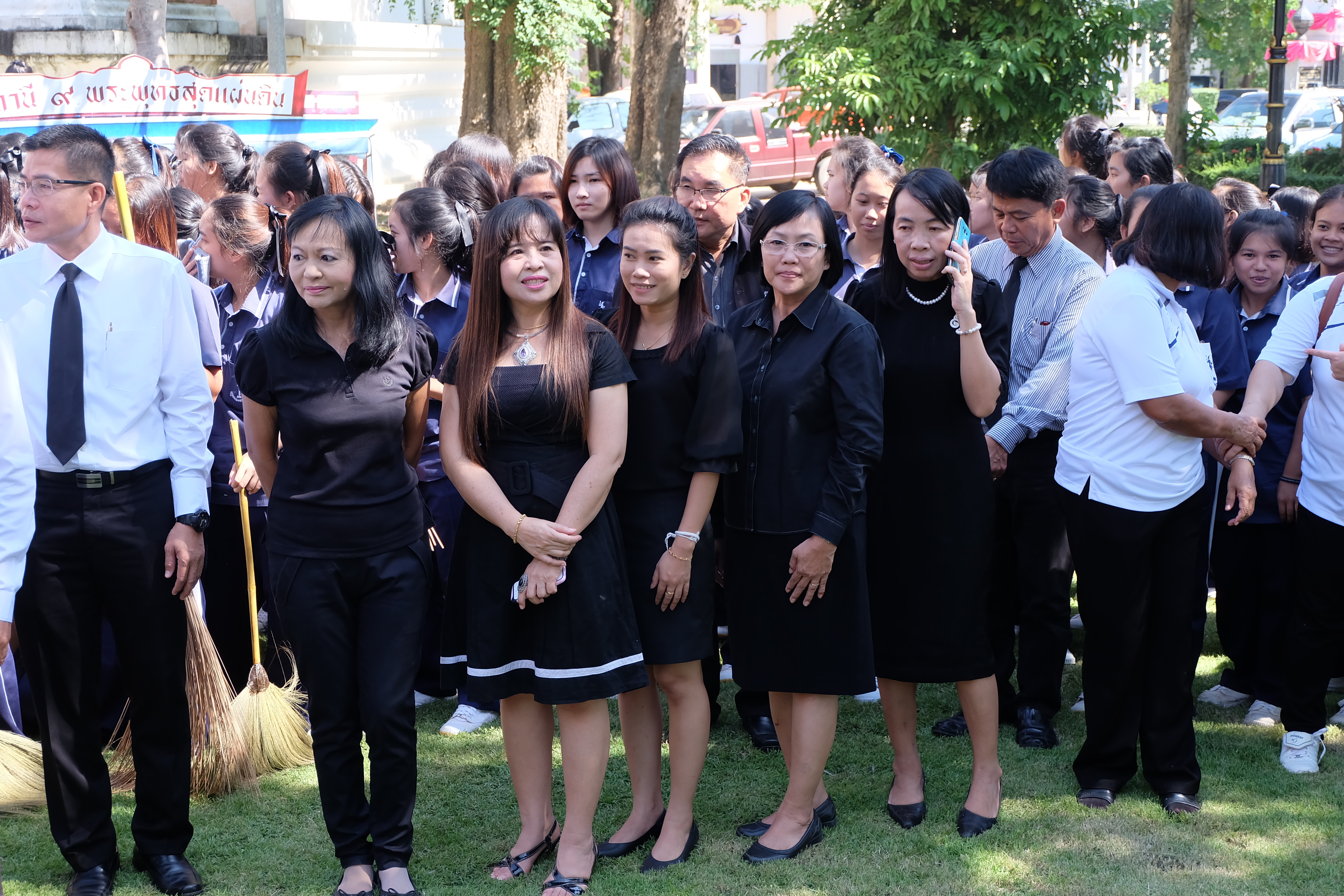 #สุโขทัย ดินแดนแห่งความสุข #วันที่ 18 พฤศจิกายน 2559 เวลา 10.30 น. จังหวัดสุโขทัย โดยสำนักงานพัฒนาชุมชนจังหวัดสุโขทัยร่วมกับคณะครู นักเรียนระดับชั้นมัธยมศึกษาปีที่ 6 โรงเรียนอุดมดรุณี จังหวัดสุโขทัย จัดกิจกรรมทำความดีเพื่อพ่อ “กิจกรรมจิตอาสา ม.6 ทำดีด้วยใ