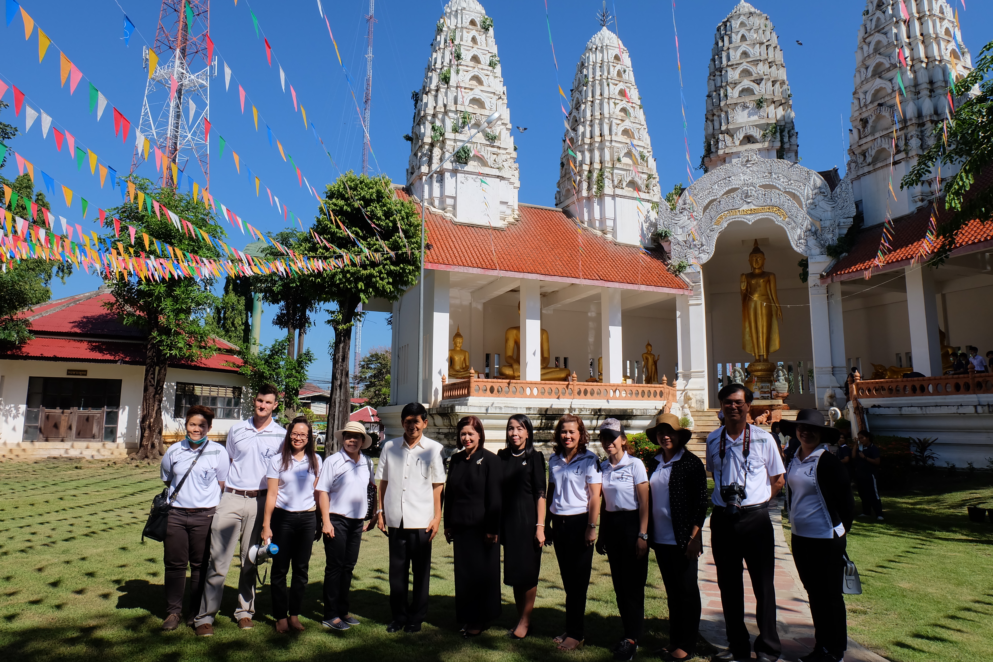 #สุโขทัย ดินแดนแห่งความสุข #วันที่ 18 พฤศจิกายน 2559 เวลา 10.30 น. จังหวัดสุโขทัย โดยสำนักงานพัฒนาชุมชนจังหวัดสุโขทัยร่วมกับคณะครู นักเรียนระดับชั้นมัธยมศึกษาปีที่ 6 โรงเรียนอุดมดรุณี จังหวัดสุโขทัย จัดกิจกรรมทำความดีเพื่อพ่อ “กิจกรรมจิตอาสา ม.6 ทำดีด้วยใ