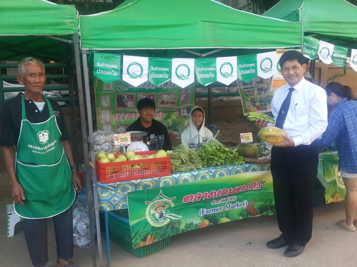 #สุโขทัย ดินแดนแห่งความสุข #นายสุวิน  พึ่งเงิน พัฒนาการจังหวัดสุโขทัย ตรวจเยี่ยมและให้กำลังใจ กลุ่มผู้ผลิตผู้ประกอบการ OTOP ที่นำผลิตภัณฑ์มาจัดจำหน่ายในตลาดนัดชุมชนไทยช่วยไทยคนไทยยิ้มได้ ณ ข้างธนาคาร ธกส. สุโขทัย