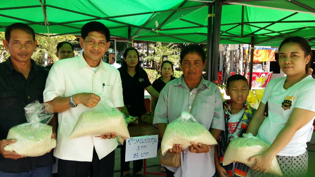 #สุโขทัย ดินแดนแห่งความสุข #นายสุวิน พึ่งเงิน พัฒนาการจังหวัดสุโขทัย ออกตรวจเยี่ยมร้านค้าประชารัฐสุขใจในปั๊มน้ำมัน ปตท. อำเภอคีรีมาส  ซึ่งเป็นจุดวางจำหน่ายข้าวสารของเกษตรกรชาวนา ของ ต.น้ำพุ และตำบลอื่น ๆ ของอำเภอคีรีมาส  ราคาขายถุงละ 5 กก. ราคาถุงละ 150