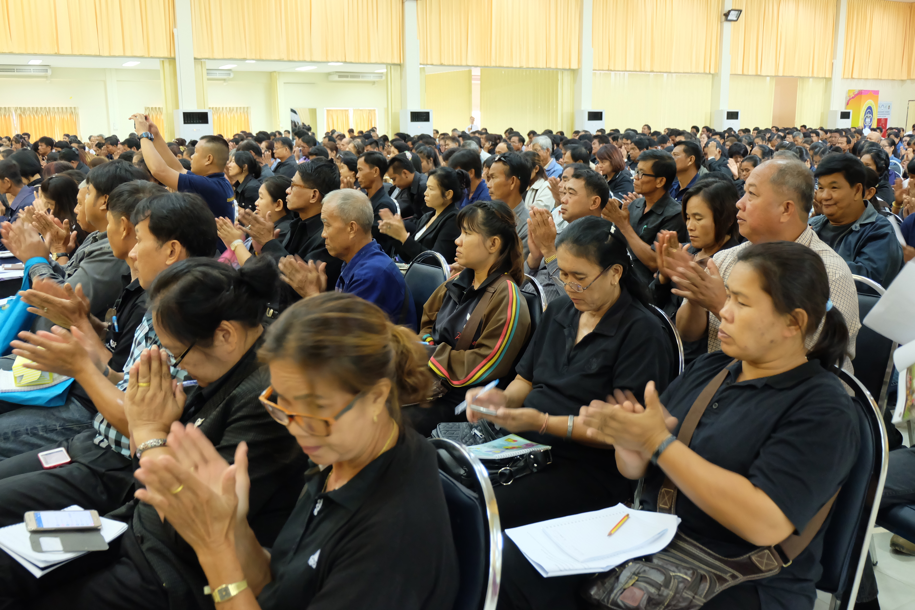 #สุโขทัย ดินแดนแห่งความสุข #วันที่ 24 พฤศจิกายน 2559 เวลา 09.00 น. สำนักงานพัฒนาชุมชนจังหวัดสุโขทัย จัดการประชุมเชิงปฏิบัติการวิทยากรสัมมาชีพชุมชนระดับจังหวัด โดยมีปราชญ์ชุมชนเข้าร่วมกว่า 800 คน ณ ห้องประชุมวรรณกลาง สถาบันการพลศึกษา วิทยาเขตสุโขทัย

นา