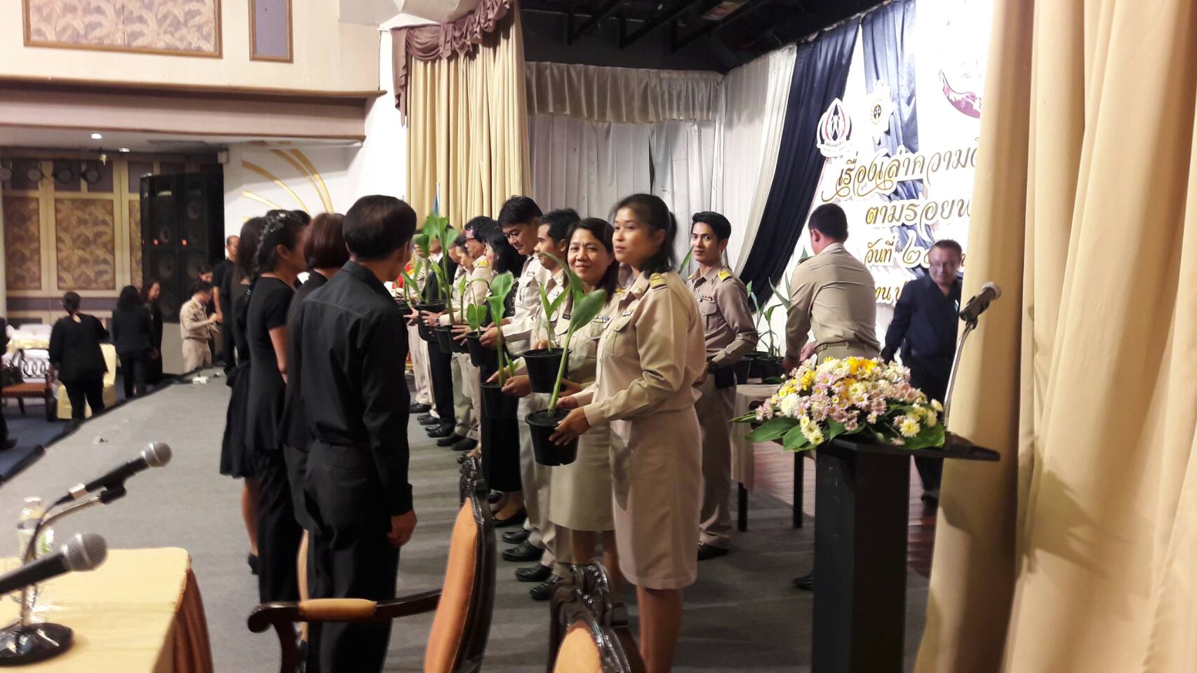 #สุโขทัย ดินแดนแห่งความสุข #วันที่ 25 พฤศจิกายน  2559 นายสุวิน  พึ่งเงิน  พัฒนนาการจังหวัดสุโขทัย มอบหมายให้นางวิภาดา  คำแผน นักวิชาการพัฒนาชุมชนชำนาญการ พร้อมด้วยนักวิชาการพัฒนาชุมชนที่รับผิดชอบงานกองทุนแม่ของแผ่นดินทั้ง 9 อำเภอ และประธาน  คณะกรรมการกอง