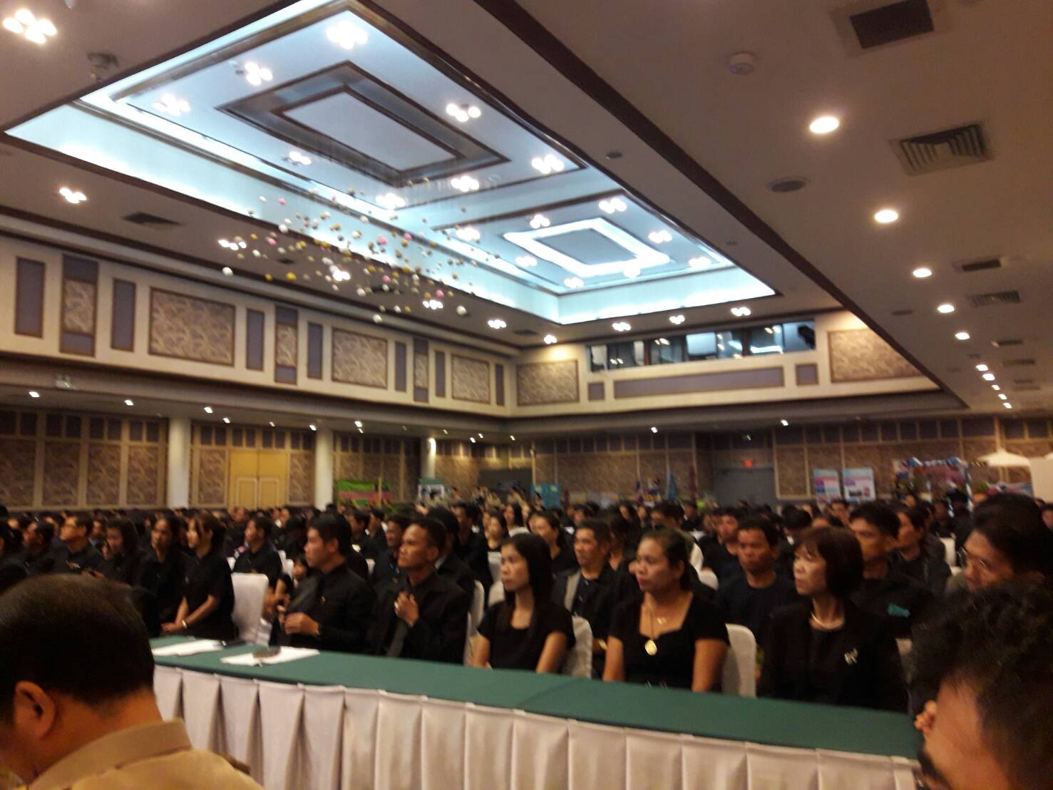 #สุโขทัย ดินแดนแห่งความสุข #วันที่ 25 พฤศจิกายน  2559 นายสุวิน  พึ่งเงิน  พัฒนนาการจังหวัดสุโขทัย มอบหมายให้นางวิภาดา  คำแผน นักวิชาการพัฒนาชุมชนชำนาญการ พร้อมด้วยนักวิชาการพัฒนาชุมชนที่รับผิดชอบงานกองทุนแม่ของแผ่นดินทั้ง 9 อำเภอ และประธาน  คณะกรรมการกอง