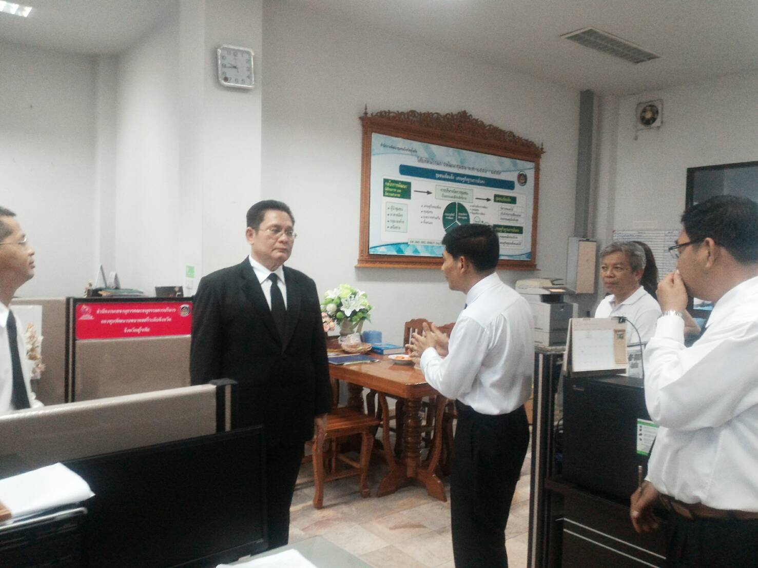 #สุโขทัย ดินแดนแห่งความสุข #วันที่ 25 พฤศจิกายน  2559  นายสุวิน  พึ่งเงิน  พัฒนาการจังหวัดสุโขทัย พร้อมด้วยหัวหน้ากลุ่มงานส่งเสริมการพัฒนาชุมชน นักวิชาการพัฒนาชุมชนได้ต้อนรับการมาตรวจเยี่ยมของนายวรนิติ์  มุตตาหารัช รองผู้ว่าราชการจังหวัดสุโขทัย ณ สำนักงาน