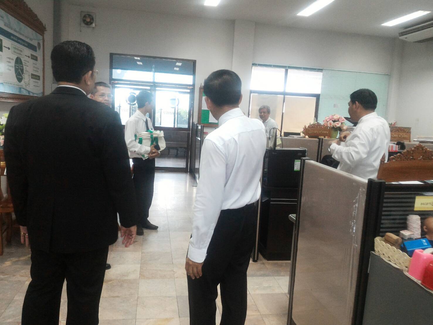 #สุโขทัย ดินแดนแห่งความสุข #วันที่ 25 พฤศจิกายน  2559  นายสุวิน  พึ่งเงิน  พัฒนาการจังหวัดสุโขทัย พร้อมด้วยหัวหน้ากลุ่มงานส่งเสริมการพัฒนาชุมชน นักวิชาการพัฒนาชุมชนได้ต้อนรับการมาตรวจเยี่ยมของนายวรนิติ์  มุตตาหารัช รองผู้ว่าราชการจังหวัดสุโขทัย ณ สำนักงาน