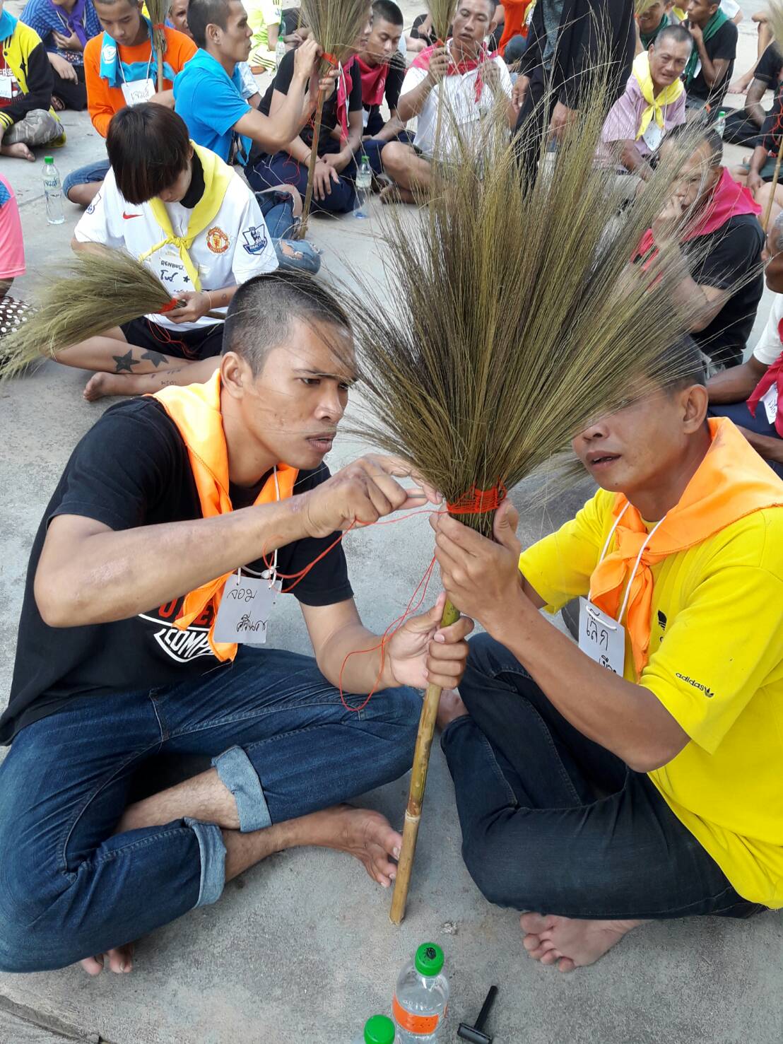 #สุโขทัย ดินแดนแห่งความสุข #วันที่ 28 พฤศจิกายน  2559 นายสุวิน  พึ่งเงิน  พัฒนาการจังหวัดสุโขทัย มอบหมายให้นางวิภาดา  คำแผน นักวิชาการพัฒนาชุมชนชำนาญการ ได้เป็นวิทยากรอบรมฯ ซึ่งวันนี้เป็นการทำไม้กวาดค่ายศูนย์ขวัญแผ่นดิน จำนวน 97 คน