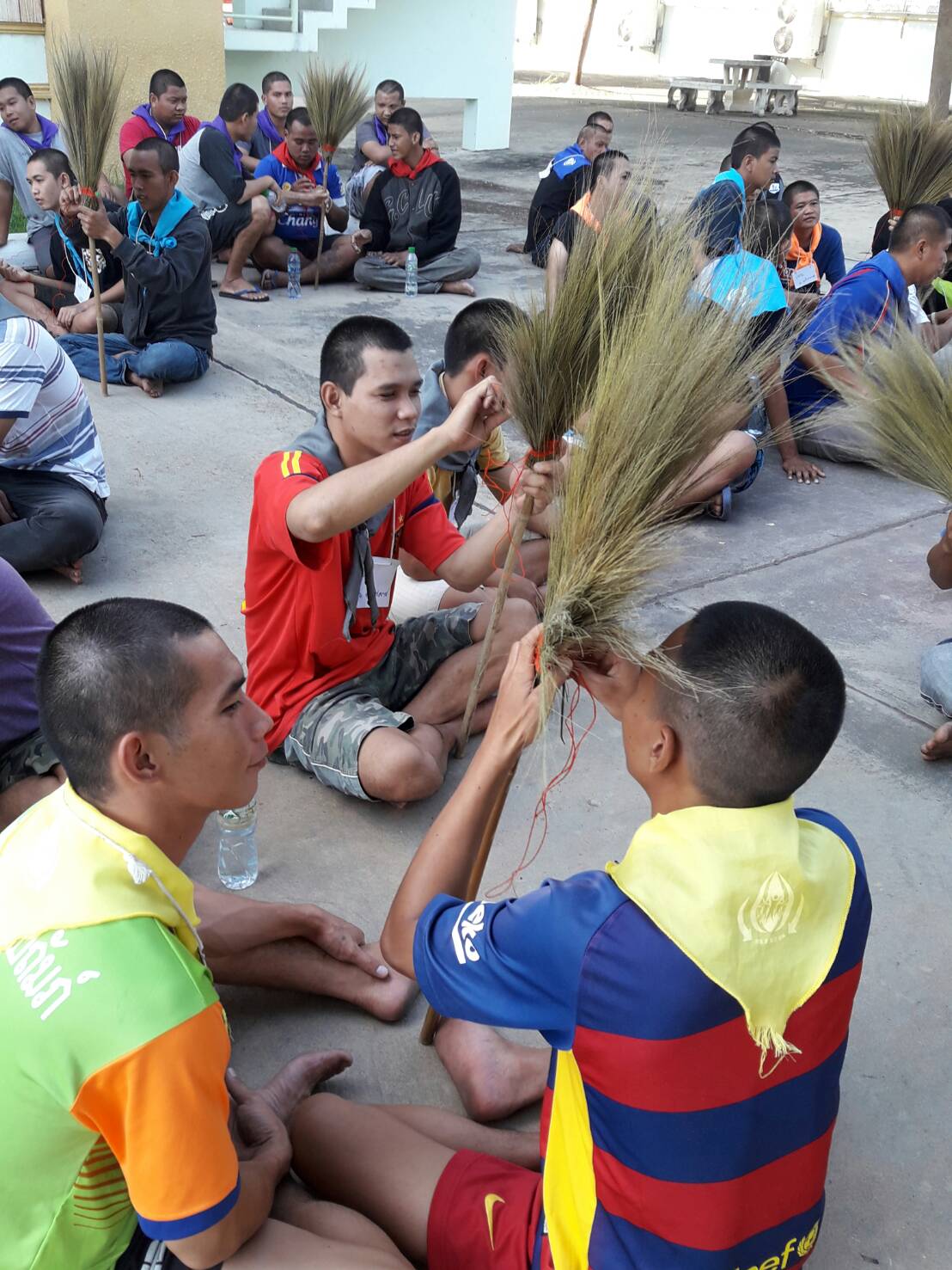 #สุโขทัย ดินแดนแห่งความสุข #วันที่ 28 พฤศจิกายน  2559 นายสุวิน  พึ่งเงิน  พัฒนาการจังหวัดสุโขทัย มอบหมายให้นางวิภาดา  คำแผน นักวิชาการพัฒนาชุมชนชำนาญการ ได้เป็นวิทยากรอบรมฯ ซึ่งวันนี้เป็นการทำไม้กวาดค่ายศูนย์ขวัญแผ่นดิน จำนวน 97 คน