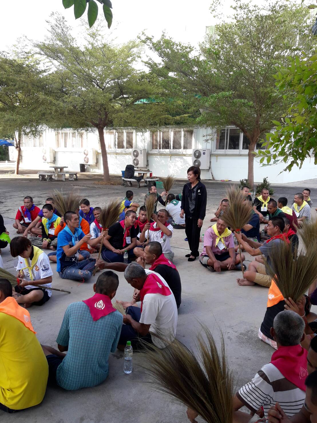 #สุโขทัย ดินแดนแห่งความสุข #วันที่ 28 พฤศจิกายน  2559 นายสุวิน  พึ่งเงิน  พัฒนาการจังหวัดสุโขทัย มอบหมายให้นางวิภาดา  คำแผน นักวิชาการพัฒนาชุมชนชำนาญการ ได้เป็นวิทยากรอบรมฯ ซึ่งวันนี้เป็นการทำไม้กวาดค่ายศูนย์ขวัญแผ่นดิน จำนวน 97 คน