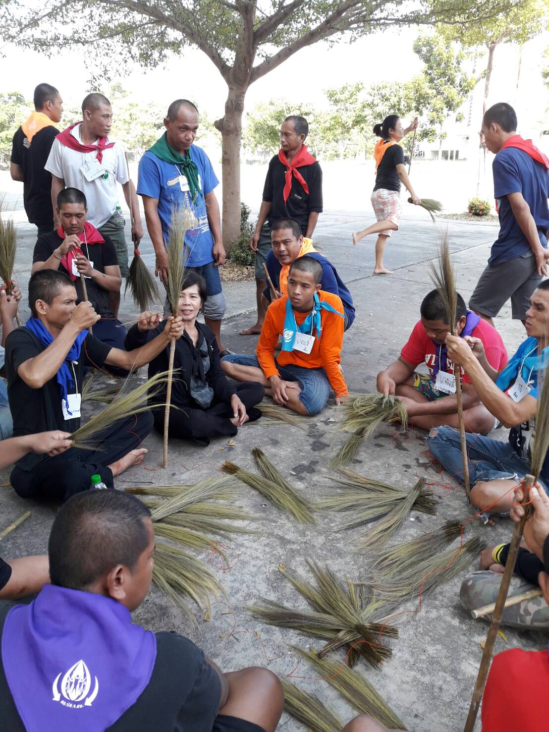 #สุโขทัย ดินแดนแห่งความสุข #วันที่ 28 พฤศจิกายน  2559 นายสุวิน  พึ่งเงิน  พัฒนาการจังหวัดสุโขทัย มอบหมายให้นางวิภาดา  คำแผน นักวิชาการพัฒนาชุมชนชำนาญการ ได้เป็นวิทยากรอบรมฯ ซึ่งวันนี้เป็นการทำไม้กวาดค่ายศูนย์ขวัญแผ่นดิน จำนวน 97 คน