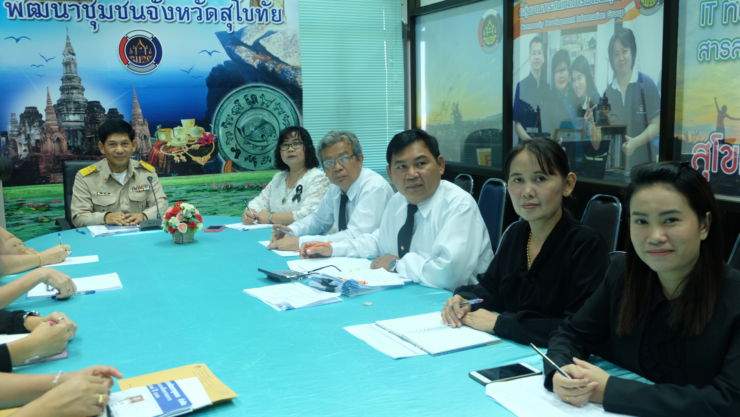 #สุโขทัย ดินแดนแห่งความสุข #วันที่ 29 พฤศจิกายน  2559 เวลา 09.30 น. นายสุวิน  พึ่งเงิน  พัฒนาการจังหวัดสุโขทัย พร้อมด้วยหัวหน้ากลุ่มงาน/ฝ่าย และเจ้าหน้าที่พัฒนาชุมชน  ได้รับฟังการประชุมกรมการพัฒนาชุมชนผ่านวีดีทัศน์ทางไกล ณ ห้องประชุมสำนักงานพัฒนาชุมชนจัง