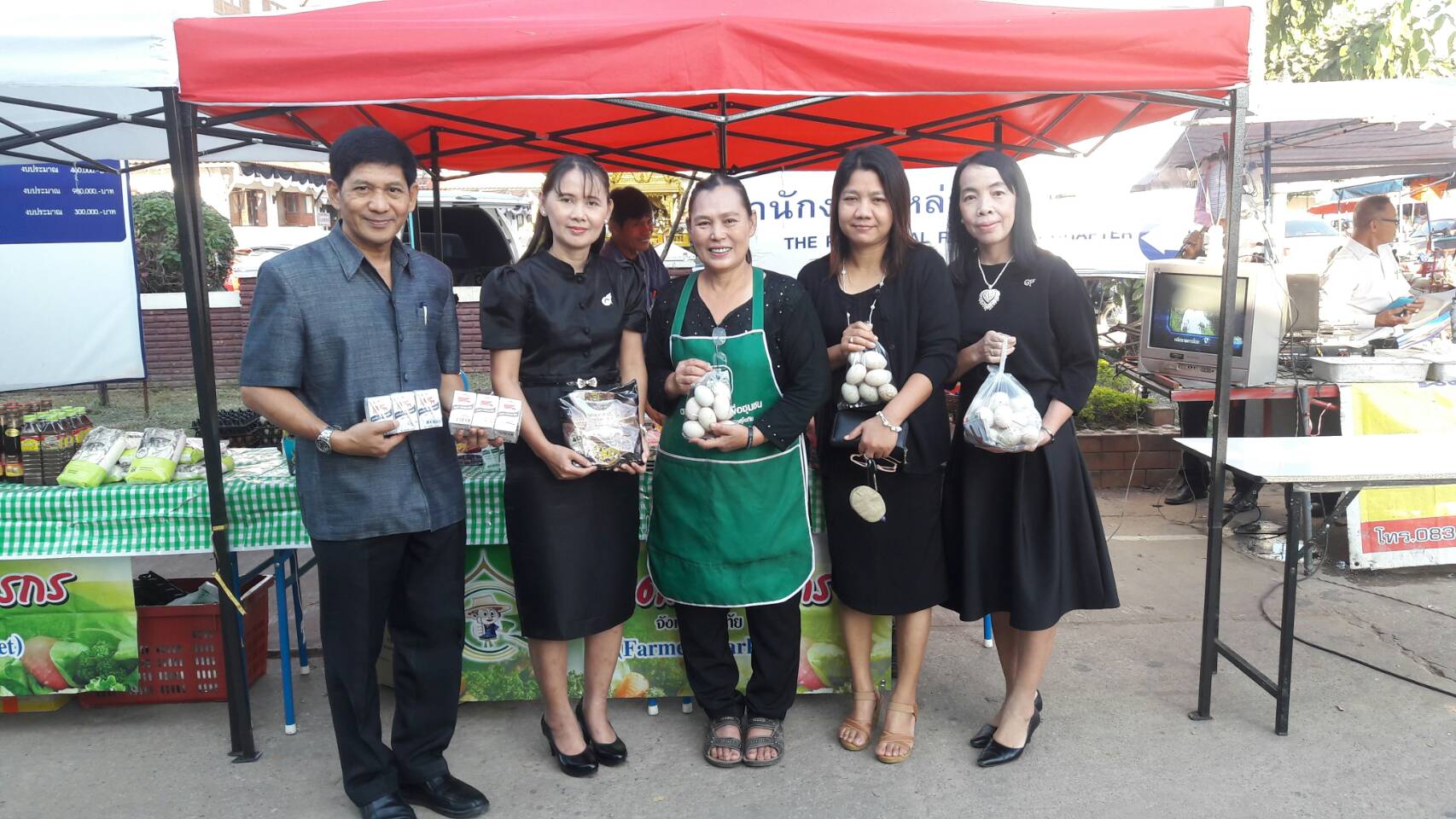 #สุโขทัย ดินแดนแห่งความสุข #วันที่ 30 พฤศจิกายน 2559 ช่วงเช้า นายสุวิน พึ่งเงิน พัฒนาการจังหวัดสุโขทัย พร้อมด้วยข้าราชการสำนักงานพัฒนาชุมชนจังหวัดสุโขทัย ร่วมทำบุญตักบาตรข้าวสารอาหารแห้ง พระสงฆ์ 9 รูป เนื่องในการทำบุญครบรอบ 2 ปี การดำเนินงานตลาดนัดชุมชนไ