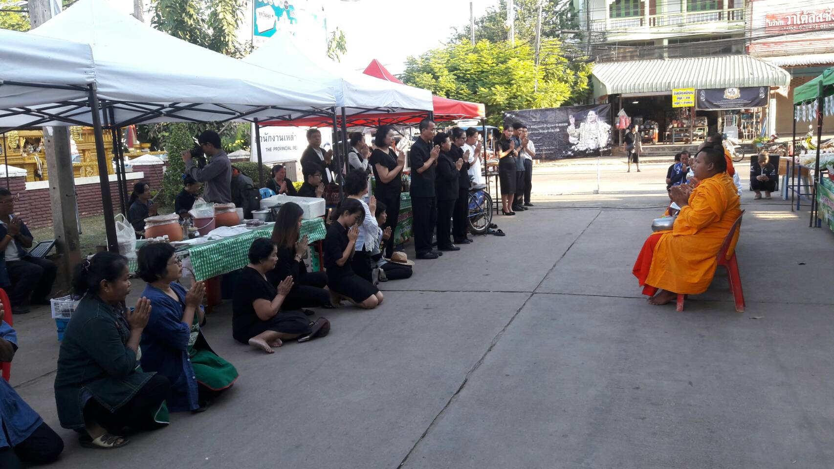 #สุโขทัย ดินแดนแห่งความสุข #วันที่ 30 พฤศจิกายน 2559 ช่วงเช้า นายสุวิน พึ่งเงิน พัฒนาการจังหวัดสุโขทัย พร้อมด้วยข้าราชการสำนักงานพัฒนาชุมชนจังหวัดสุโขทัย ร่วมทำบุญตักบาตรข้าวสารอาหารแห้ง พระสงฆ์ 9 รูป เนื่องในการทำบุญครบรอบ 2 ปี การดำเนินงานตลาดนัดชุมชนไ