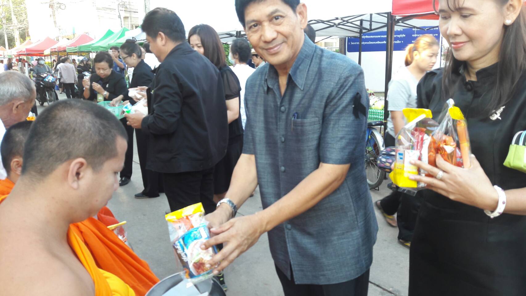 #สุโขทัย ดินแดนแห่งความสุข #วันที่ 30 พฤศจิกายน 2559 ช่วงเช้า นายสุวิน พึ่งเงิน พัฒนาการจังหวัดสุโขทัย พร้อมด้วยข้าราชการสำนักงานพัฒนาชุมชนจังหวัดสุโขทัย ร่วมทำบุญตักบาตรข้าวสารอาหารแห้ง พระสงฆ์ 9 รูป เนื่องในการทำบุญครบรอบ 2 ปี การดำเนินงานตลาดนัดชุมชนไ