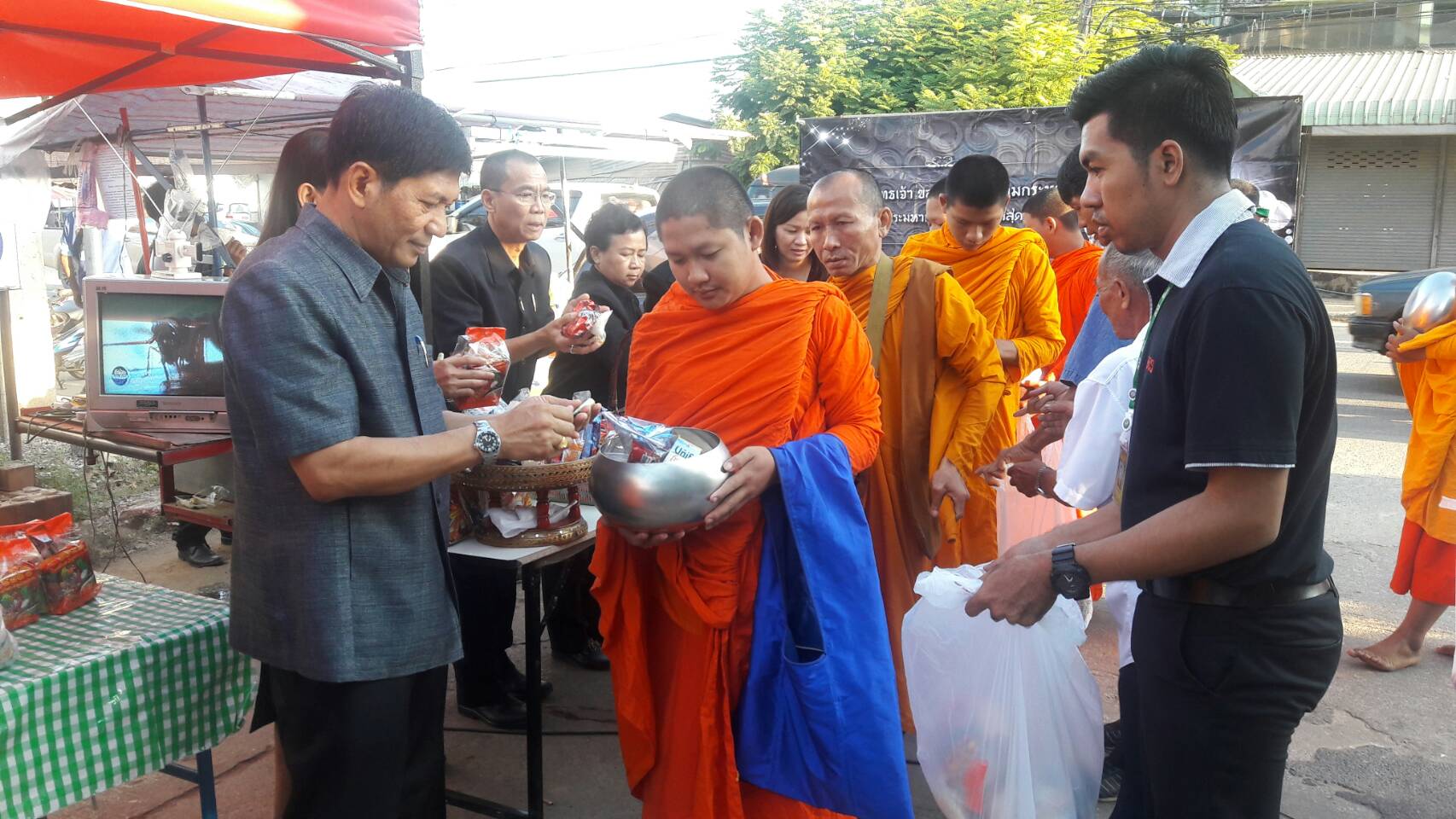 #สุโขทัย ดินแดนแห่งความสุข #วันที่ 30 พฤศจิกายน 2559 ช่วงเช้า นายสุวิน พึ่งเงิน พัฒนาการจังหวัดสุโขทัย พร้อมด้วยข้าราชการสำนักงานพัฒนาชุมชนจังหวัดสุโขทัย ร่วมทำบุญตักบาตรข้าวสารอาหารแห้ง พระสงฆ์ 9 รูป เนื่องในการทำบุญครบรอบ 2 ปี การดำเนินงานตลาดนัดชุมชนไ