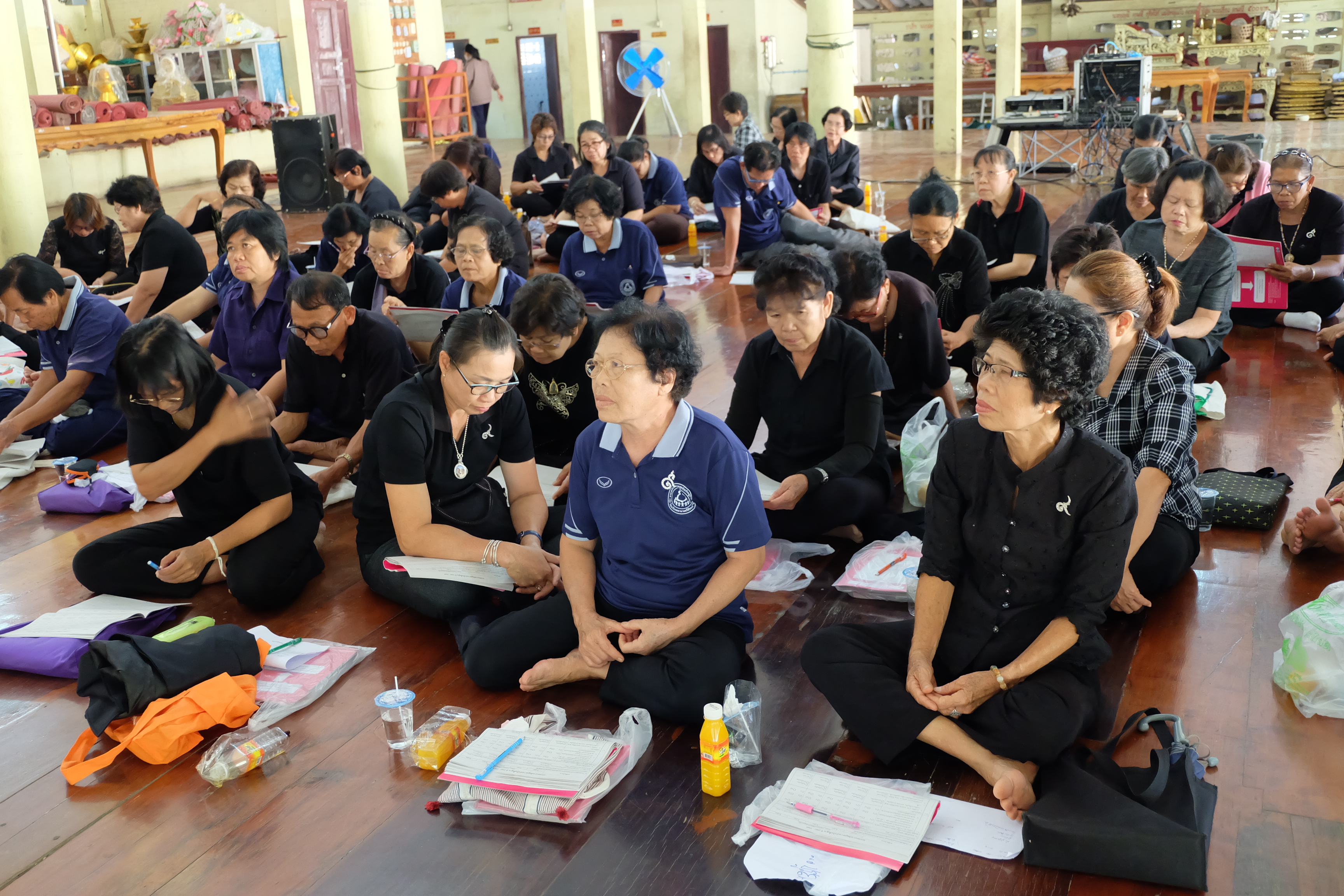 #สุโขทัย ดินแดนแห่งความสุข #วันที่ 30 พฤศจิกายน 2559 นายสุวิน พึ่งเงิน พัฒนาการจังหวัดสุโขทัย พร้อมด้วยนางสาวกฤษณา กันทะสา หัวหน้ากลุ่มงานสารสนเทศการพัฒนาชุมชน และนางสาวศรันยา วัฒนธงทอง นักวิชาการพัฒนาชุมชนชำนาญการ ลงพื้นที่ติดตามการประชุมเชิงปฏิบัติการก