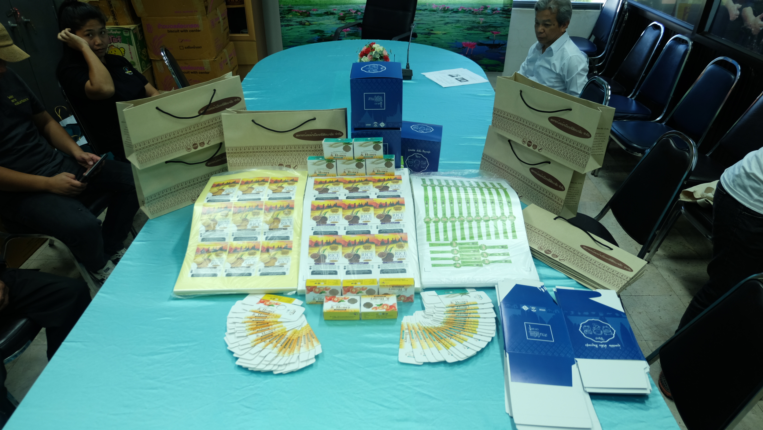 #สุโขทัย ดินแดนแห่งความสุข #เมื่อวันที่ 1 ธันวาคม  2559 เวลา 09.00 o. นายสุวิน  พึ่งเงิน  พัฒนาการจังหวัดสุโขทัย  พร้อมด้วยนายประนทต์  ปัจฉิม  หัวหน้ากลุ่มงานส่งเสริมการพัฒนาชุมชน และนางสาวทับทิม  ม่วงทุ่ง  นักวิชาการพัฒนาชุมชน ได้ส่งมอบบรรจุภัณฑ์ให้กับกล