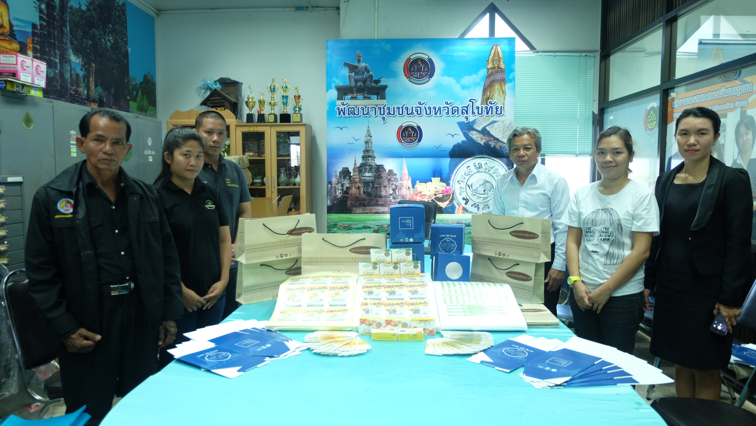 #สุโขทัย ดินแดนแห่งความสุข #เมื่อวันที่ 1 ธันวาคม  2559 เวลา 09.00 o. นายสุวิน  พึ่งเงิน  พัฒนาการจังหวัดสุโขทัย  พร้อมด้วยนายประนทต์  ปัจฉิม  หัวหน้ากลุ่มงานส่งเสริมการพัฒนาชุมชน และนางสาวทับทิม  ม่วงทุ่ง  นักวิชาการพัฒนาชุมชน ได้ส่งมอบบรรจุภัณฑ์ให้กับกล