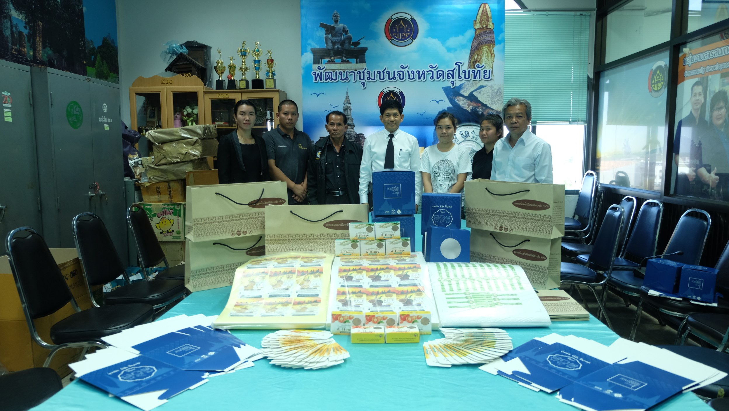 #สุโขทัย ดินแดนแห่งความสุข #เมื่อวันที่ 1 ธันวาคม  2559 เวลา 09.00 o. นายสุวิน  พึ่งเงิน  พัฒนาการจังหวัดสุโขทัย  พร้อมด้วยนายประนทต์  ปัจฉิม  หัวหน้ากลุ่มงานส่งเสริมการพัฒนาชุมชน และนางสาวทับทิม  ม่วงทุ่ง  นักวิชาการพัฒนาชุมชน ได้ส่งมอบบรรจุภัณฑ์ให้กับกล