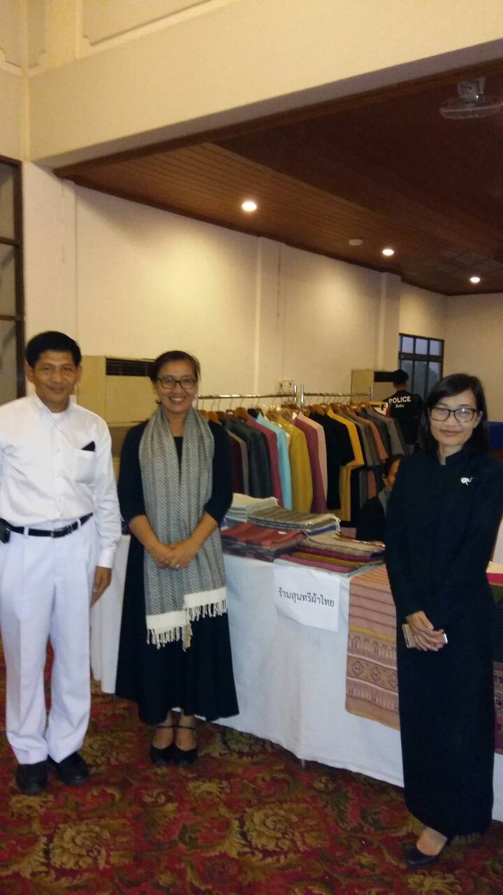 #สุโขทัย ดินแดนแห่งความสุข #เมื่อวันที่ 1 ธค. นี้สำนักงานพัฒนาขุมชนจังหวัดสุโขทัยร่วมกับบริษัทประชารัฐรักสามัคคีสุโขทัย ได้สนับสนุนการจัดการต้อนรับนักธุรกิจชาวอินเดีย  โดยประสานผู้ผลิต ผู้ประกอบการ OTOP จัดจำหน่ายสินค้า OTOP เพื่อเพิ่มช่องทางการตลาด ณ โร