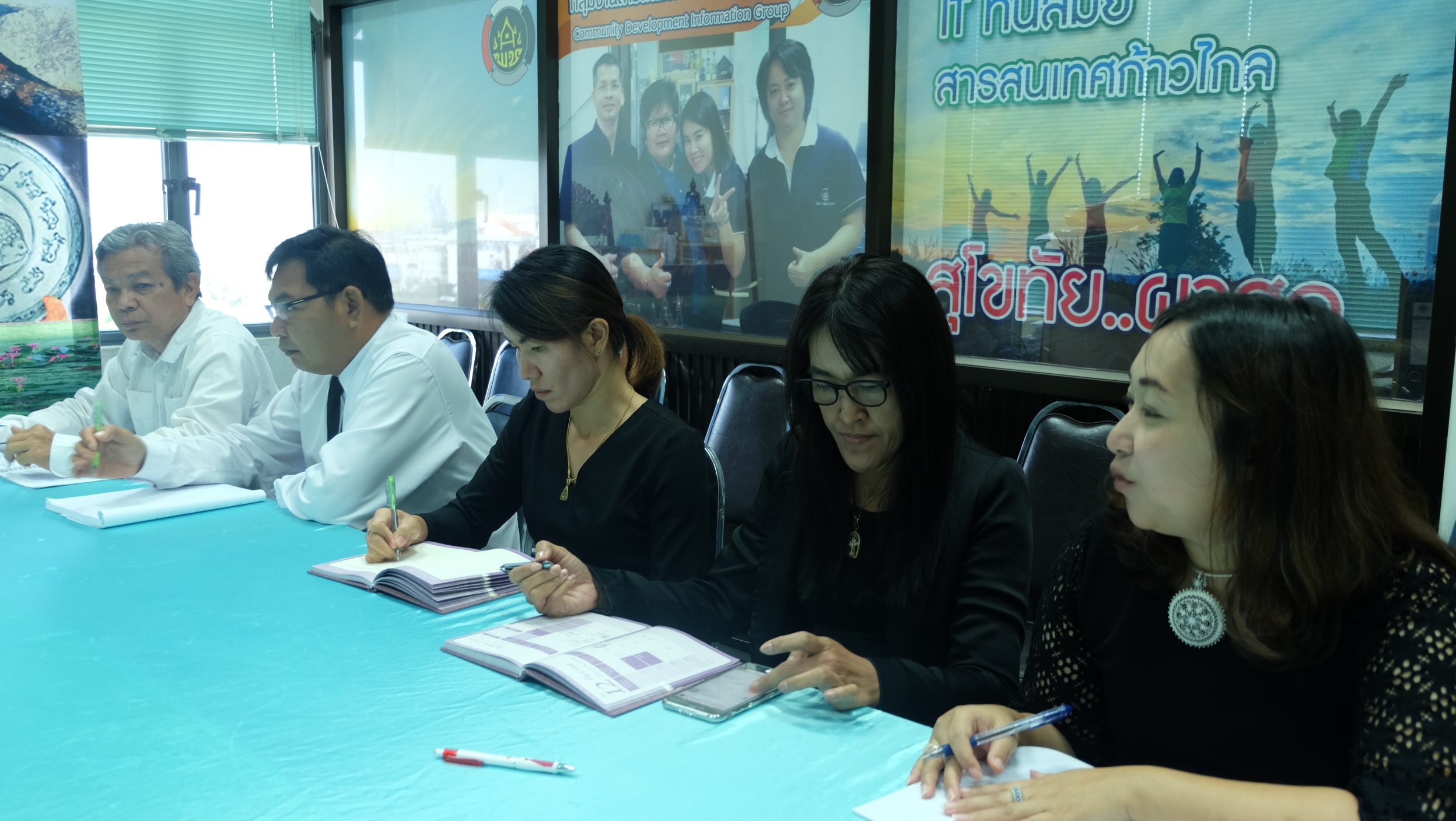 #สุโขทัย ดินแดนแห่งความสุข #วันที่ 2 ธันวาคม  2559 เวลา 11.00 น. นายสุวิน  พึ่งเงิน  พัฒนาการจังหวัดสุโขทัย ได้ประชุมหัวหน้ากลุ่มงาน/ฝ่ายนักวิชาการพัฒนาชุมชน ประจำเดือนธันวาคม 2559 ณ ห้องประชุมสำนักงานพัฒนาชุมชนจังหวัดสุโขทัย ซึ่งได้วางแผนการขับเคลื่อนกิ