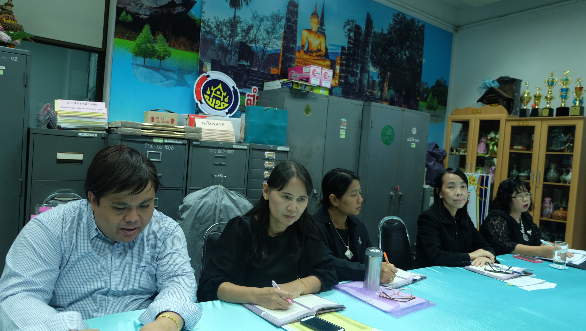 #สุโขทัย ดินแดนแห่งความสุข #วันที่ 2 ธันวาคม  2559 เวลา 11.00 น. นายสุวิน  พึ่งเงิน  พัฒนาการจังหวัดสุโขทัย ได้ประชุมหัวหน้ากลุ่มงาน/ฝ่ายนักวิชาการพัฒนาชุมชน ประจำเดือนธันวาคม 2559 ณ ห้องประชุมสำนักงานพัฒนาชุมชนจังหวัดสุโขทัย ซึ่งได้วางแผนการขับเคลื่อนกิ