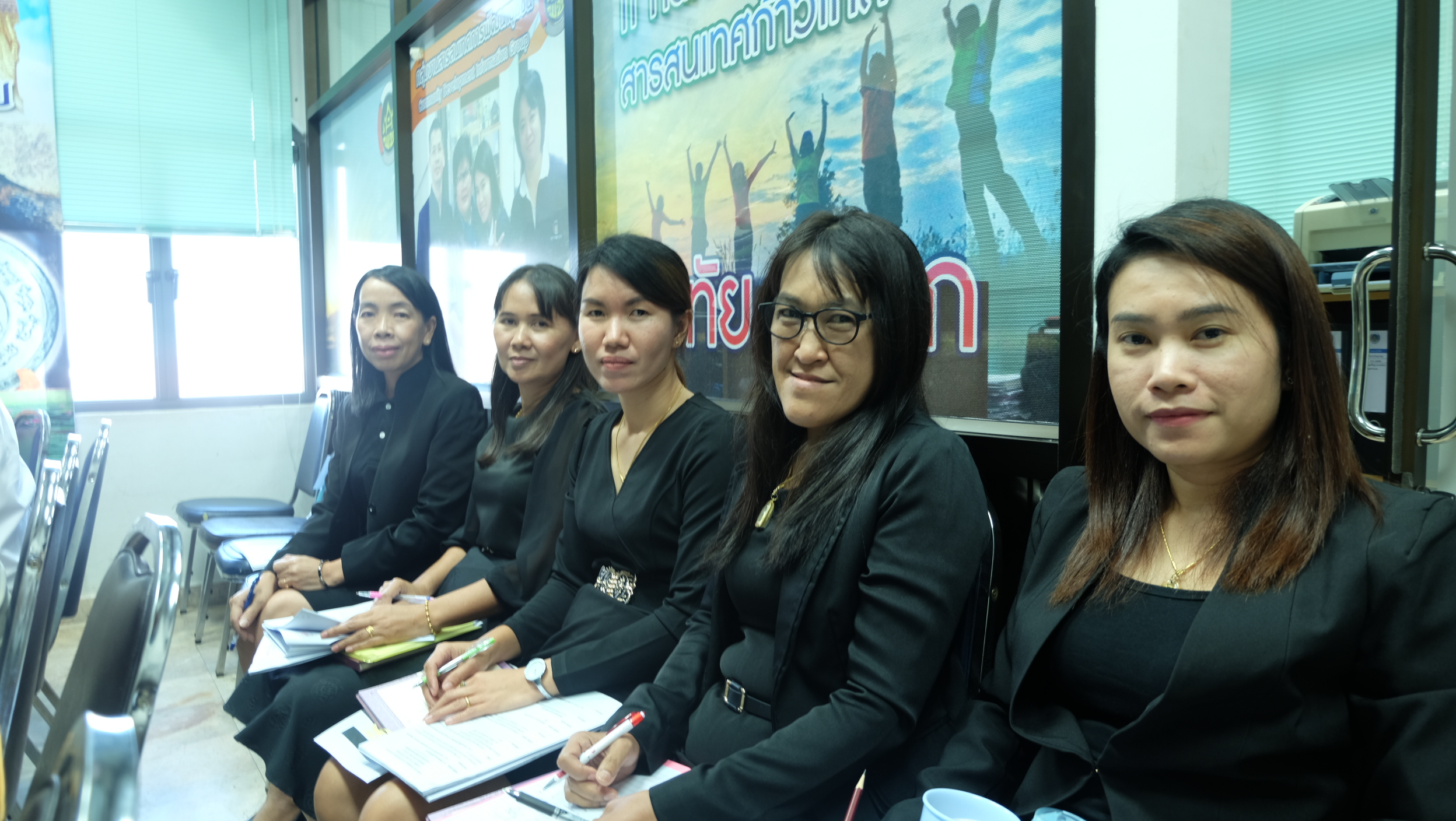 #สุโขทัย ดินแดนแห่งความสุข #วันที่ 2 ธันวาคม  2559 เวลา 13.30 น. นายสุวิน  พึ่งเงิน  พัฒนาการจังหวัดสุโขทัย ได้ประชุมหัวหน้ากลุ่มงาน/ฝ่ายพัฒนาการอำเภอ นักวิชาการพัฒนาชุมชน ประจำเดือนธันวาคม 2559 ณ ห้องประชุมสำนักงานพัฒนาชุมชนจังหวัดสุโขทัย ซึ่งได้รับทราบ