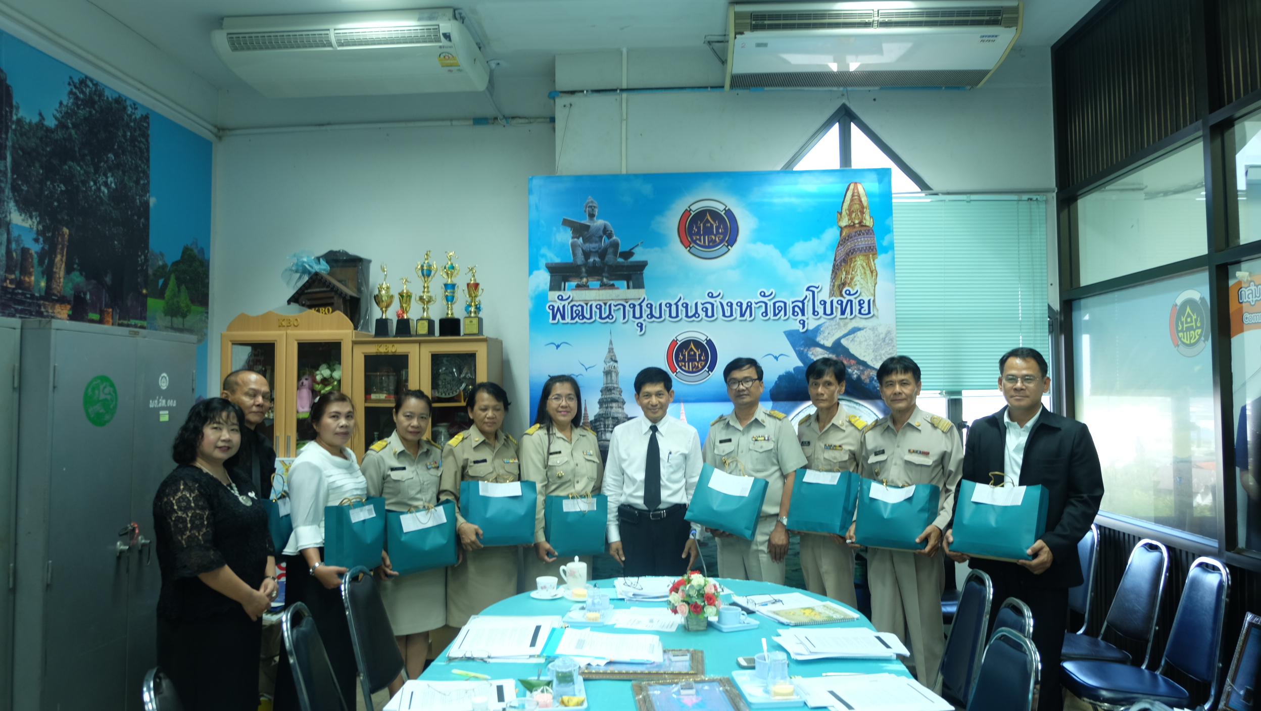 #สุโขทัย ดินแดนแห่งความสุข #วันที่ 2 ธันวาคม  2559 เวลา 13.30 น. นายสุวิน  พึ่งเงิน  พัฒนาการจังหวัดสุโขทัย ได้ประชุมหัวหน้ากลุ่มงาน/ฝ่ายพัฒนาการอำเภอ นักวิชาการพัฒนาชุมชน ประจำเดือนธันวาคม 2559 ณ ห้องประชุมสำนักงานพัฒนาชุมชนจังหวัดสุโขทัย ซึ่งได้รับทราบ