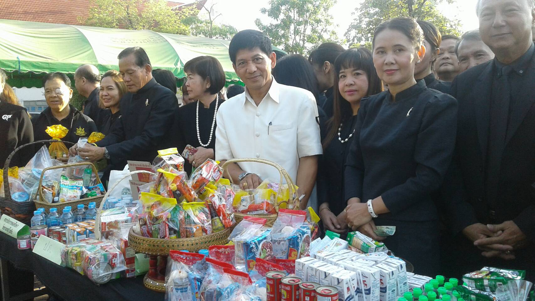 #สุโขทัย ดินแดนแห่งความสุข #วันที่ 5 ธันวาคม  2559 เวลา 07.30 น.  นายปิติ  แก้วสลับสี ผู้ว่าราชการจังหวัดสุโขทัย พร้อมด้วยข้าราชการทุกสังกัด พ่อค้า  นักเรียน นักศึกษา ประชาชนชาวจังหวัดสุโขทัย ร่วมทำบุญตักบาตรข้าวสารอาหารแห้งเพื่อถวายเป็นพระราชกุศลเนื่องใ