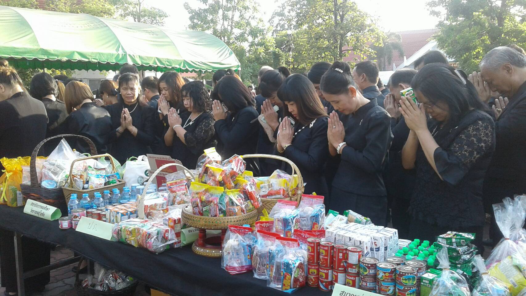 #สุโขทัย ดินแดนแห่งความสุข #วันที่ 5 ธันวาคม  2559 เวลา 07.30 น.  นายปิติ  แก้วสลับสี ผู้ว่าราชการจังหวัดสุโขทัย พร้อมด้วยข้าราชการทุกสังกัด พ่อค้า  นักเรียน นักศึกษา ประชาชนชาวจังหวัดสุโขทัย ร่วมทำบุญตักบาตรข้าวสารอาหารแห้งเพื่อถวายเป็นพระราชกุศลเนื่องใ