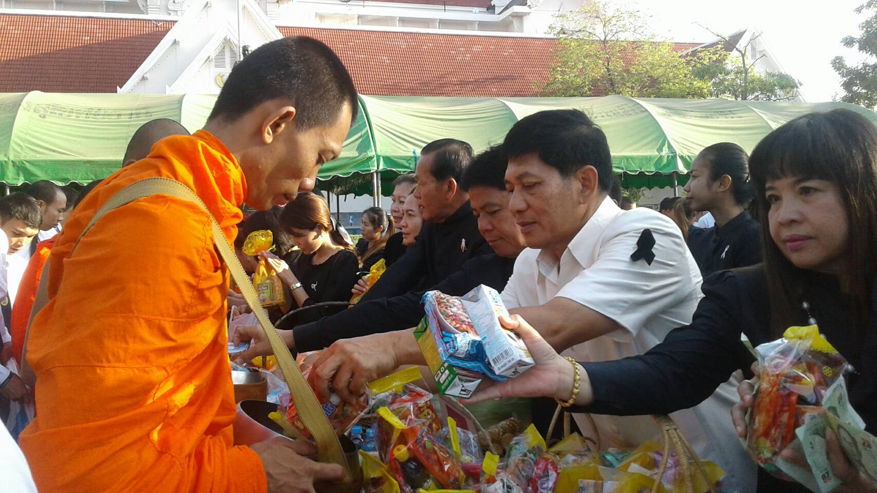 #สุโขทัย ดินแดนแห่งความสุข #วันที่ 5 ธันวาคม  2559 เวลา 07.30 น.  นายปิติ  แก้วสลับสี ผู้ว่าราชการจังหวัดสุโขทัย พร้อมด้วยข้าราชการทุกสังกัด พ่อค้า  นักเรียน นักศึกษา ประชาชนชาวจังหวัดสุโขทัย ร่วมทำบุญตักบาตรข้าวสารอาหารแห้งเพื่อถวายเป็นพระราชกุศลเนื่องใ