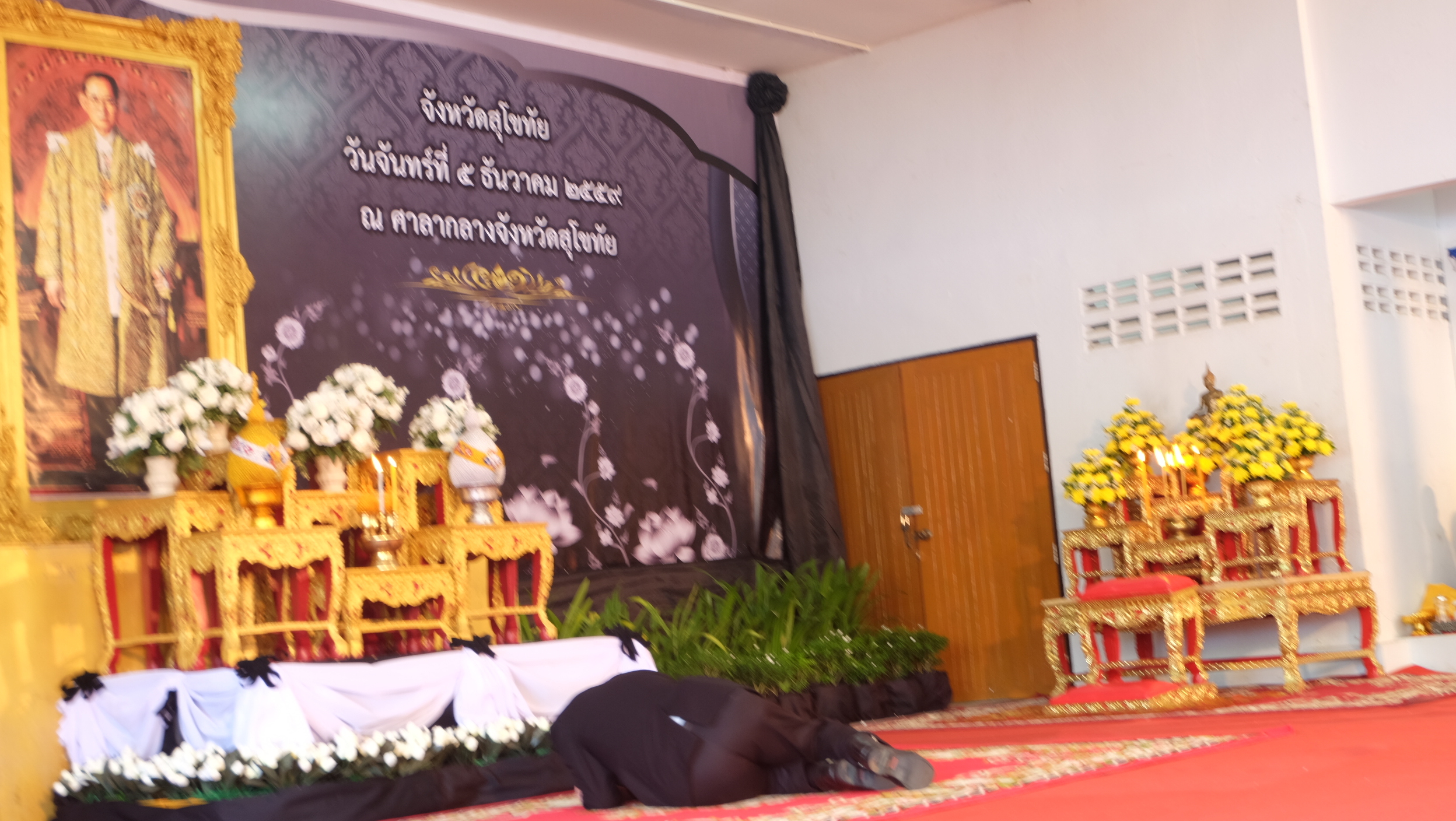 #สุโขทัย ดินแดนแห่งความสุข #วันที่ 5 ธันวาคม  2559 เวลา 08.00 นายสุวิน  พึ่งเงิน พัฒนาการจังหวัดสุโขทัย ได้นำข้าราชการในสังกัดสำนักงานพัฒนาชุมชนจังหวัดสุโขทัยร่วมพิธีเนื่องในวันคล้ายวันพระบรมราชสมภพพระบาทสมเด็จพระปรมินทรมหาภูมิพลอดุลยเดช ณ ศาลาอเนกประสงค์