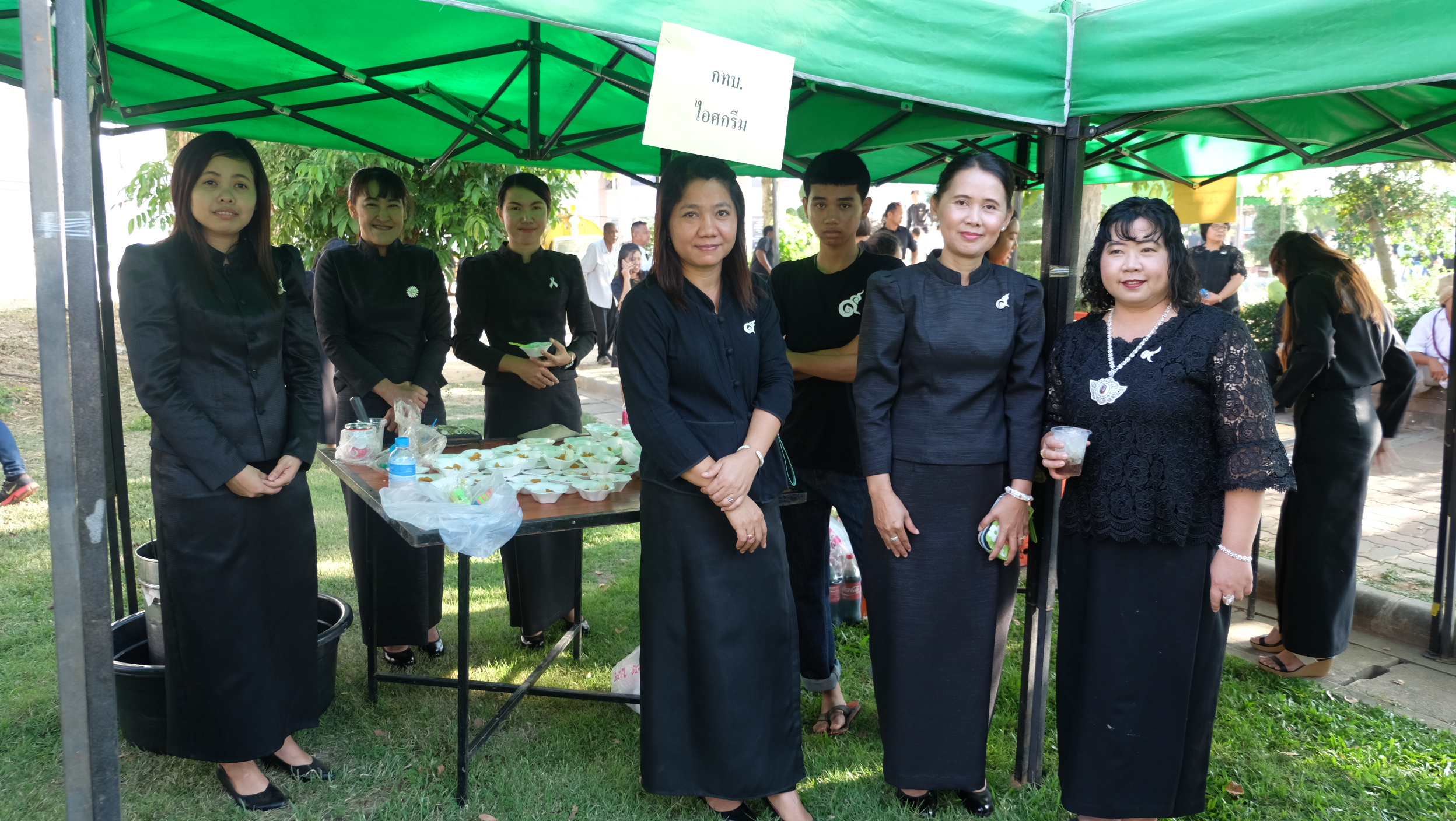 #สุโขทัย ดินแดนแห่งความสุข #วันที่ 5 ธันวาคม  2559 เวลา 09.30 น.  นายสุวิน  พึ่งเงิน พัฒนาการจังหวัดสุโขทัย พร้อมด้วยข้าราชการในสังกัดสำนักงานพัฒนาชุมชนจังหวัดสุโขทัย ผู้ผลิตผู้ประกอบการ OTOP ได้นำอาหารหวานคาวมาปรุงเลี้ยงประชาชนที่มาร่วมพิธีในวันนี้ รวมท