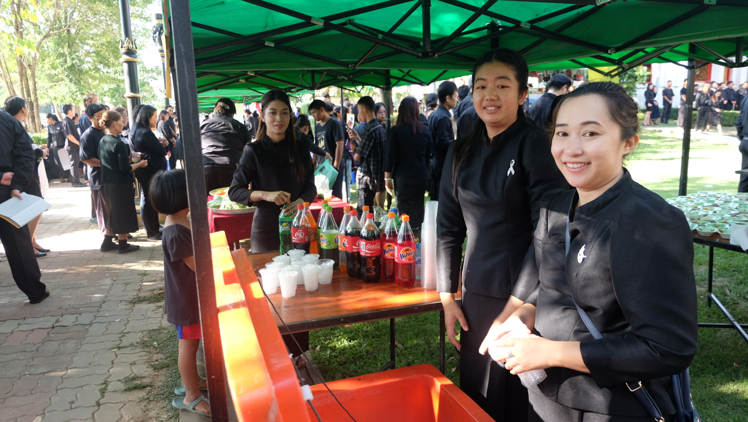 #สุโขทัย ดินแดนแห่งความสุข #วันที่ 5 ธันวาคม  2559 เวลา 09.30 น.  นายสุวิน  พึ่งเงิน พัฒนาการจังหวัดสุโขทัย พร้อมด้วยข้าราชการในสังกัดสำนักงานพัฒนาชุมชนจังหวัดสุโขทัย ผู้ผลิตผู้ประกอบการ OTOP ได้นำอาหารหวานคาวมาปรุงเลี้ยงประชาชนที่มาร่วมพิธีในวันนี้ รวมท