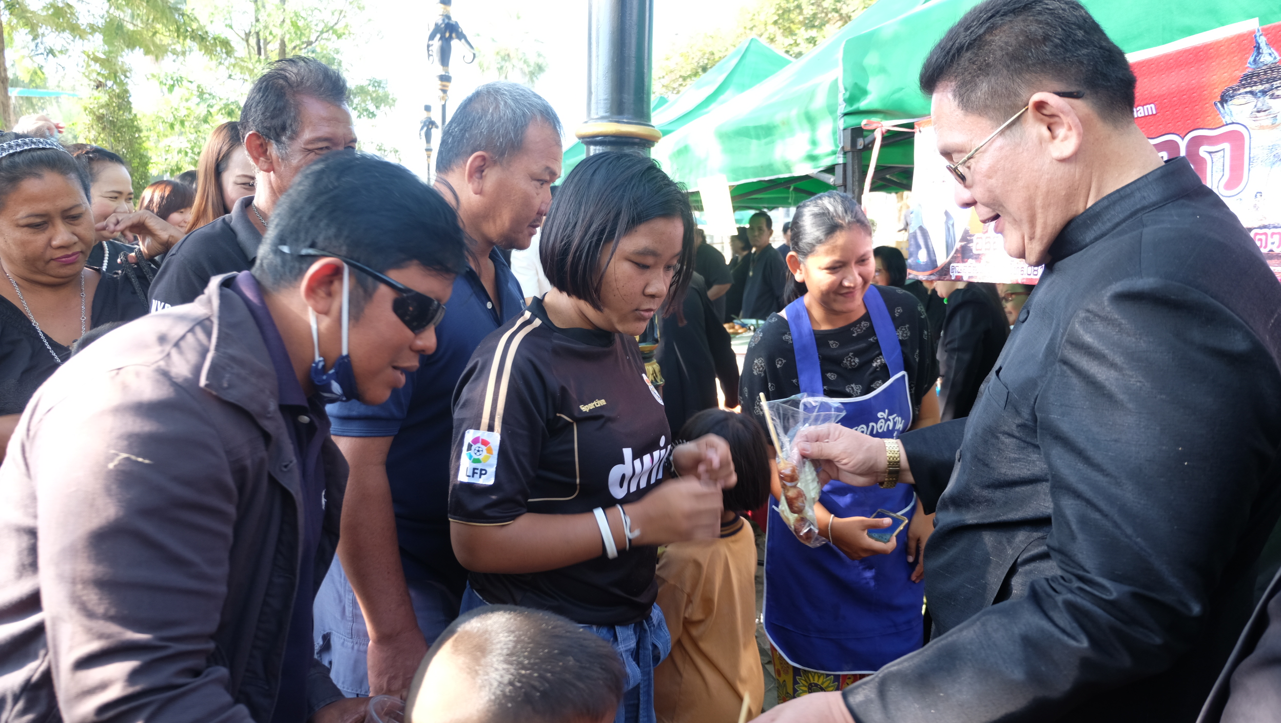 #สุโขทัย ดินแดนแห่งความสุข #วันที่ 5 ธันวาคม  2559 เวลา 09.30 น.  นายสุวิน  พึ่งเงิน พัฒนาการจังหวัดสุโขทัย พร้อมด้วยข้าราชการในสังกัดสำนักงานพัฒนาชุมชนจังหวัดสุโขทัย ผู้ผลิตผู้ประกอบการ OTOP ได้นำอาหารหวานคาวมาปรุงเลี้ยงประชาชนที่มาร่วมพิธีในวันนี้ รวมท