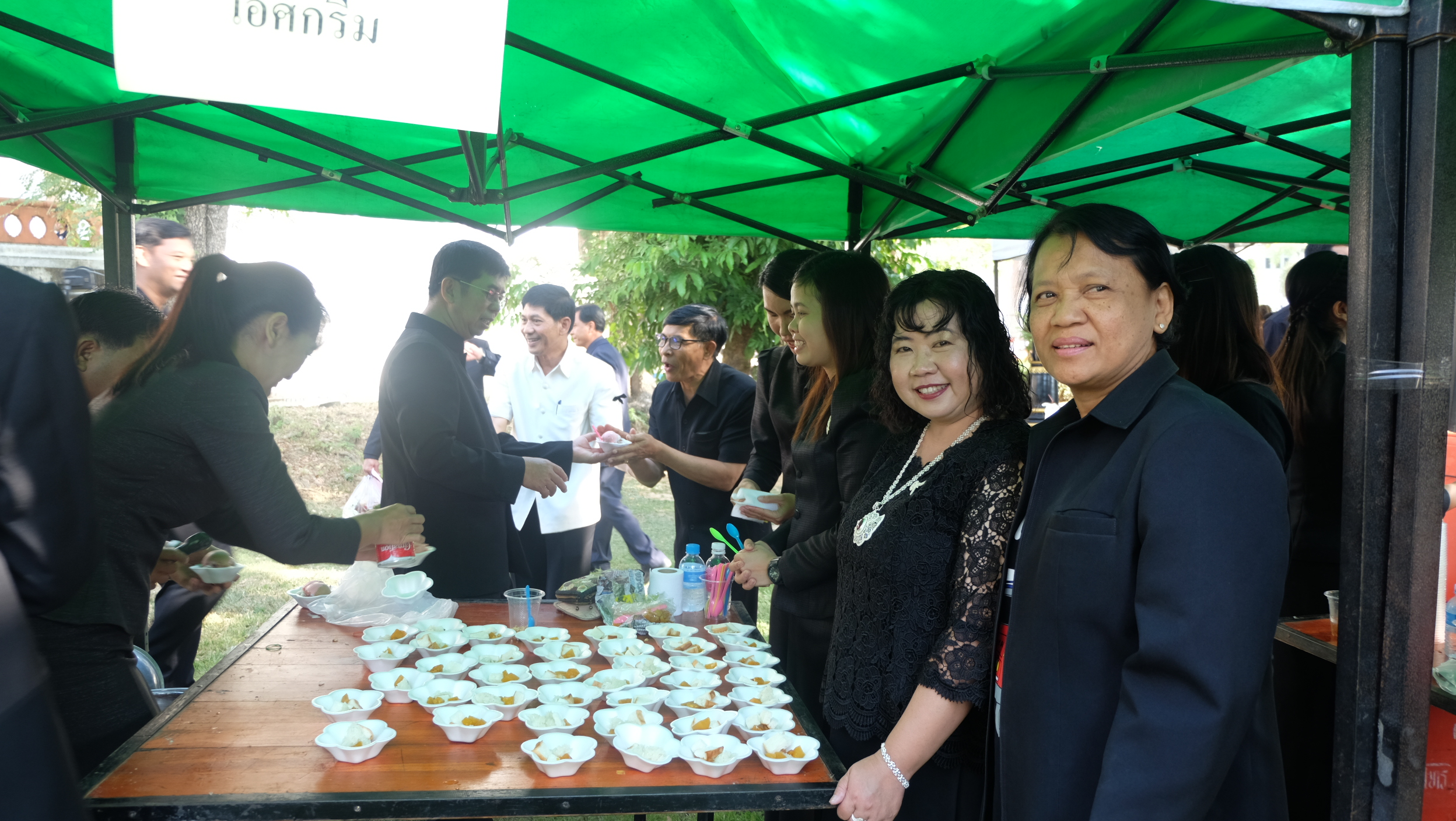 #สุโขทัย ดินแดนแห่งความสุข #วันที่ 5 ธันวาคม  2559 เวลา 09.30 น.  นายสุวิน  พึ่งเงิน พัฒนาการจังหวัดสุโขทัย พร้อมด้วยข้าราชการในสังกัดสำนักงานพัฒนาชุมชนจังหวัดสุโขทัย ผู้ผลิตผู้ประกอบการ OTOP ได้นำอาหารหวานคาวมาปรุงเลี้ยงประชาชนที่มาร่วมพิธีในวันนี้ รวมท