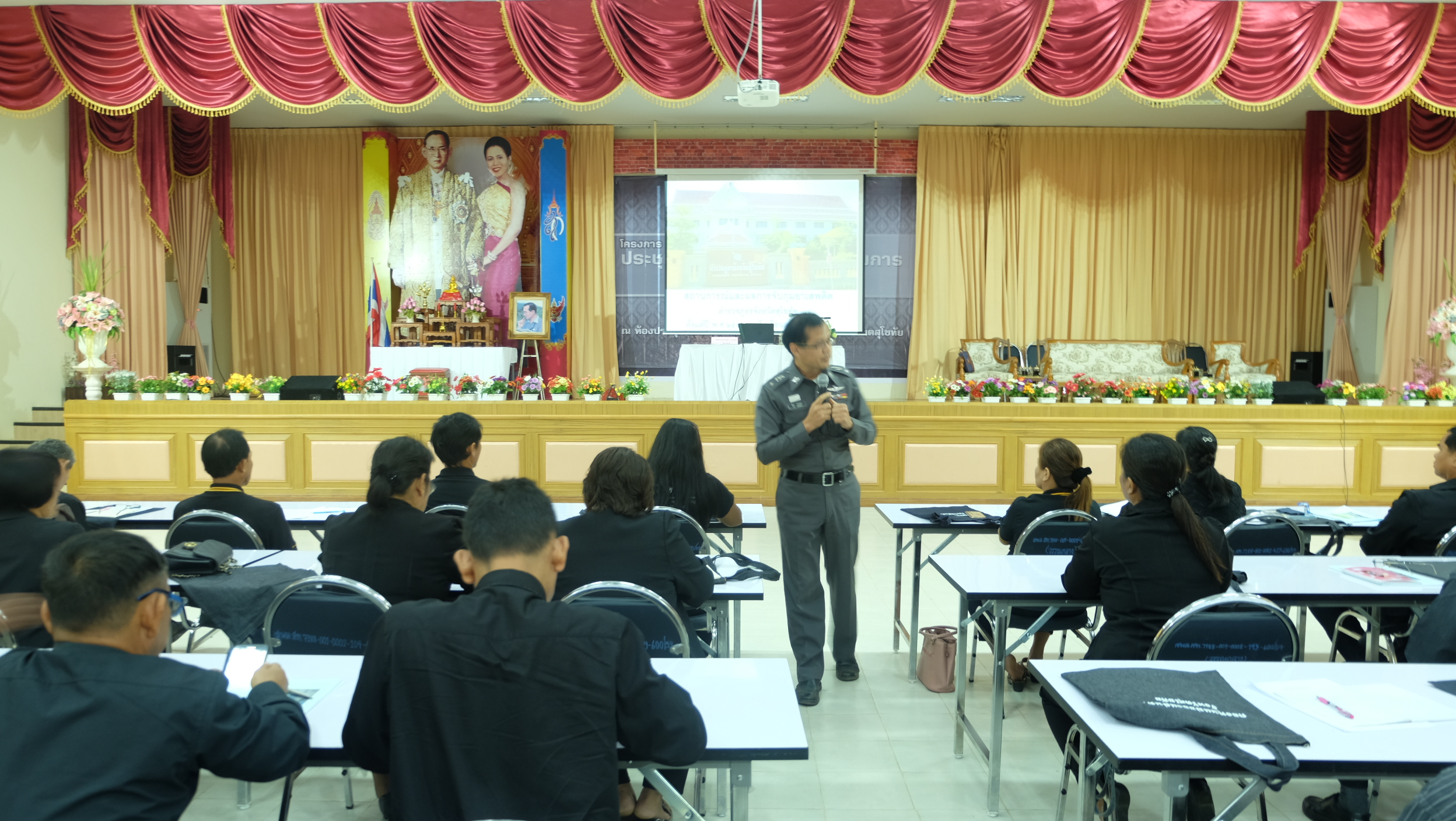 #สุโขทัย ดินแดนแห่งความสุข #วันที่ 7 ธันวาคม  2559  นายไพบูลย์  ณะบุตรจอม รองผู้ว่าราชการจังหวัดสุโขทัย เป็นประธานในการประชุมเชิงปฏิบัติการคณะกรรมการกองทุนแม่ของแผ่นดิน โดยมีนายสุวิน  พึ่งเงิน พัฒนาการจังหวัดสุโขทัย กล่าวรายงานต่อประธาน รวมทั้งได้บรรยายพิ