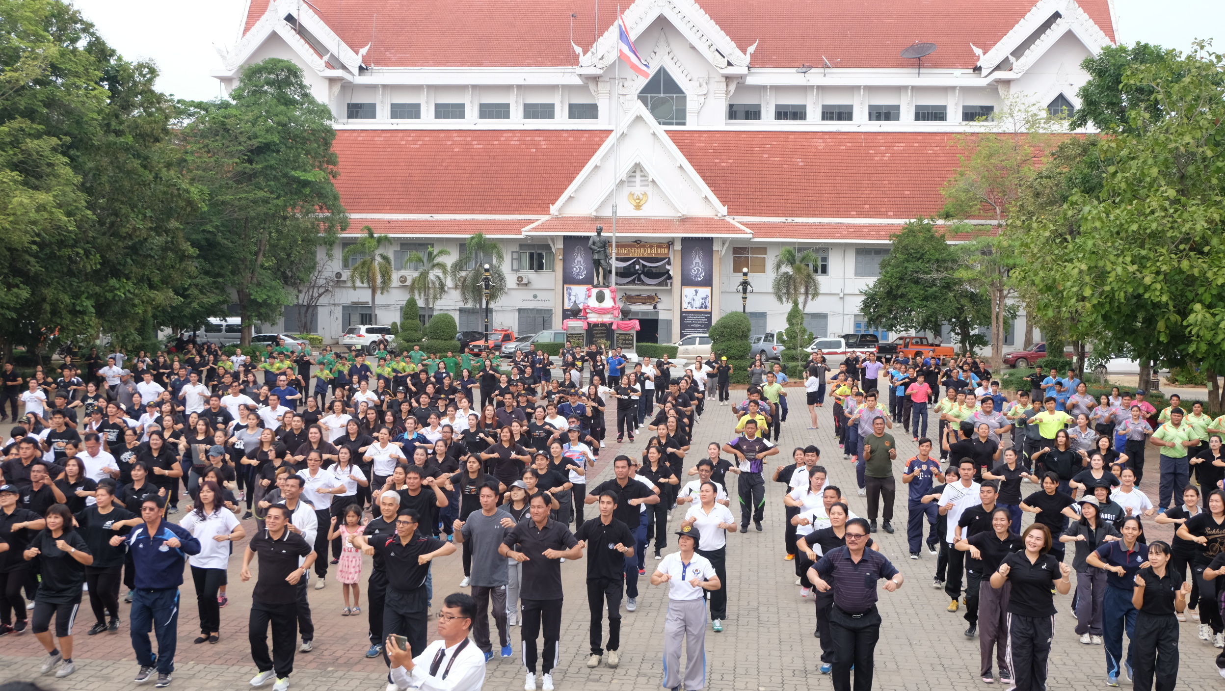 #สุโขทัย ดินแดนแห่งความสุข #วันที่ 7 ธันวาคม  2559 นายปิติ  แก้วสลับสี  ผู้ว่าราชการจังหวัดสุโขทัย พร้อมด้วยหัวหน้าส่วนราชการ ข้าราชการภาครัฐและเอกชน นักเรียน นักศึกษาจังหวัดสุโขทัยได้ออกกำลังกาย สภายชีวี วิถีสุโขทัย สนองวิสัยทัศน์ชาติ “มั่นคง มั่งคั่ง ย