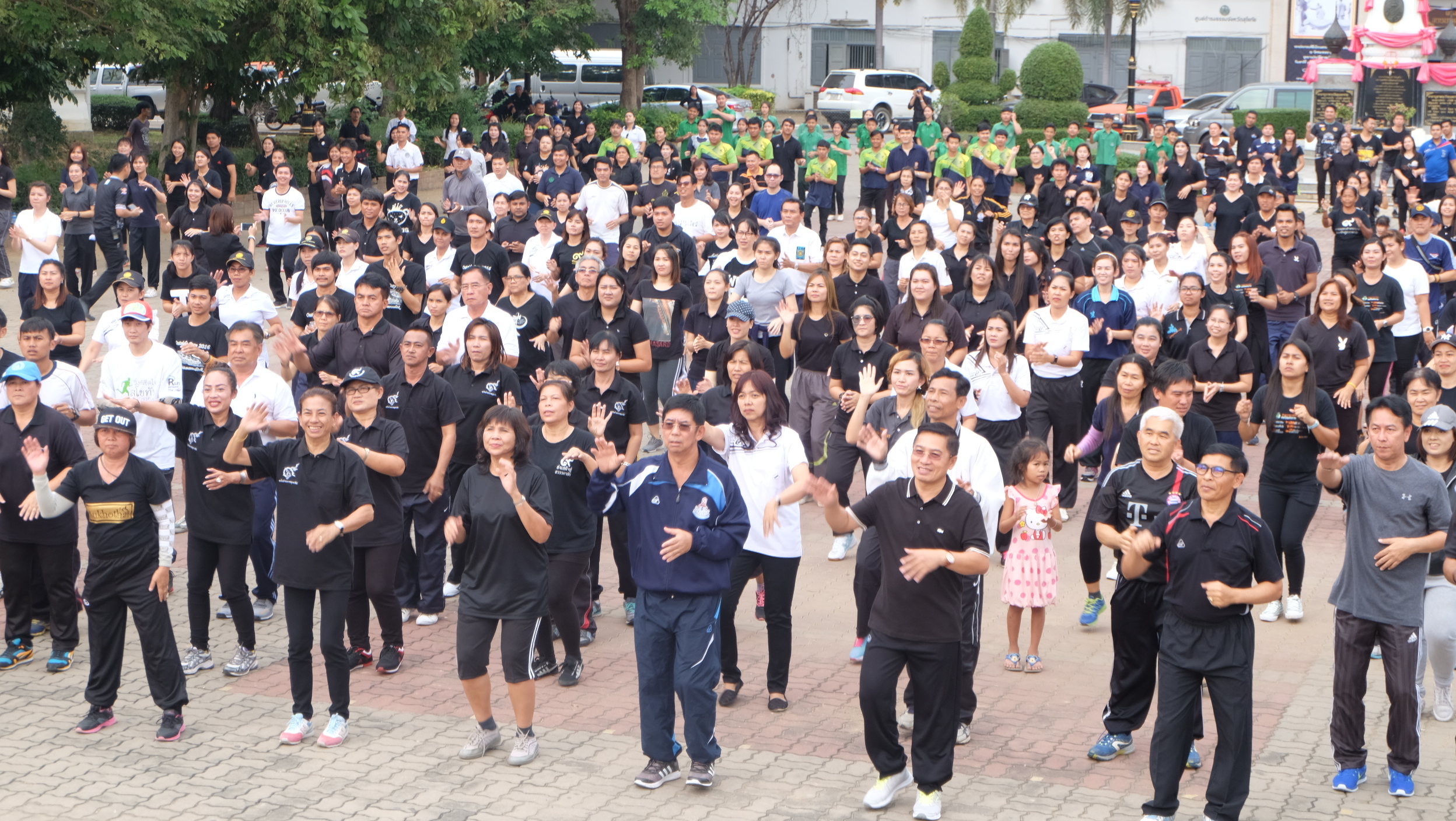 #สุโขทัย ดินแดนแห่งความสุข #วันที่ 7 ธันวาคม  2559 นายปิติ  แก้วสลับสี  ผู้ว่าราชการจังหวัดสุโขทัย พร้อมด้วยหัวหน้าส่วนราชการ ข้าราชการภาครัฐและเอกชน นักเรียน นักศึกษาจังหวัดสุโขทัยได้ออกกำลังกาย สภายชีวี วิถีสุโขทัย สนองวิสัยทัศน์ชาติ “มั่นคง มั่งคั่ง ย