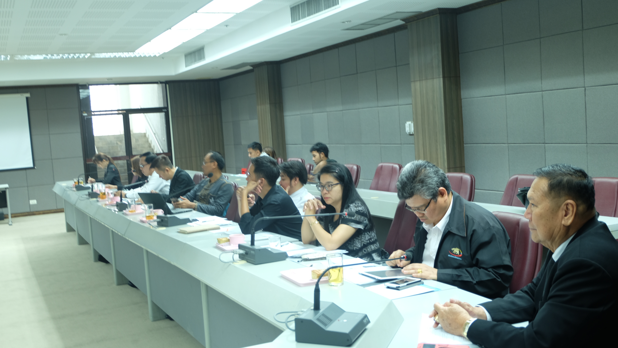 #สุโขทัย ดินแดนแห่งความสุข #วันที่ 8 ธันวาคม   2559  เวลา 10.00 น. นายสุวิน  พึ่งเงิน  พัฒนาการจังหวัดสุโขทัย ได้เข้าประชุมเพื่อสรุปโครงการตามแนวทางสร้างความเข้มแข็งและยั่งยืนให้กับเศรษฐกิจภายในกลุ่มจังหวัดภาคเหนือตอนล่าง 1 (5,000 ล้านบาท) ซึ่งที่ประชุม