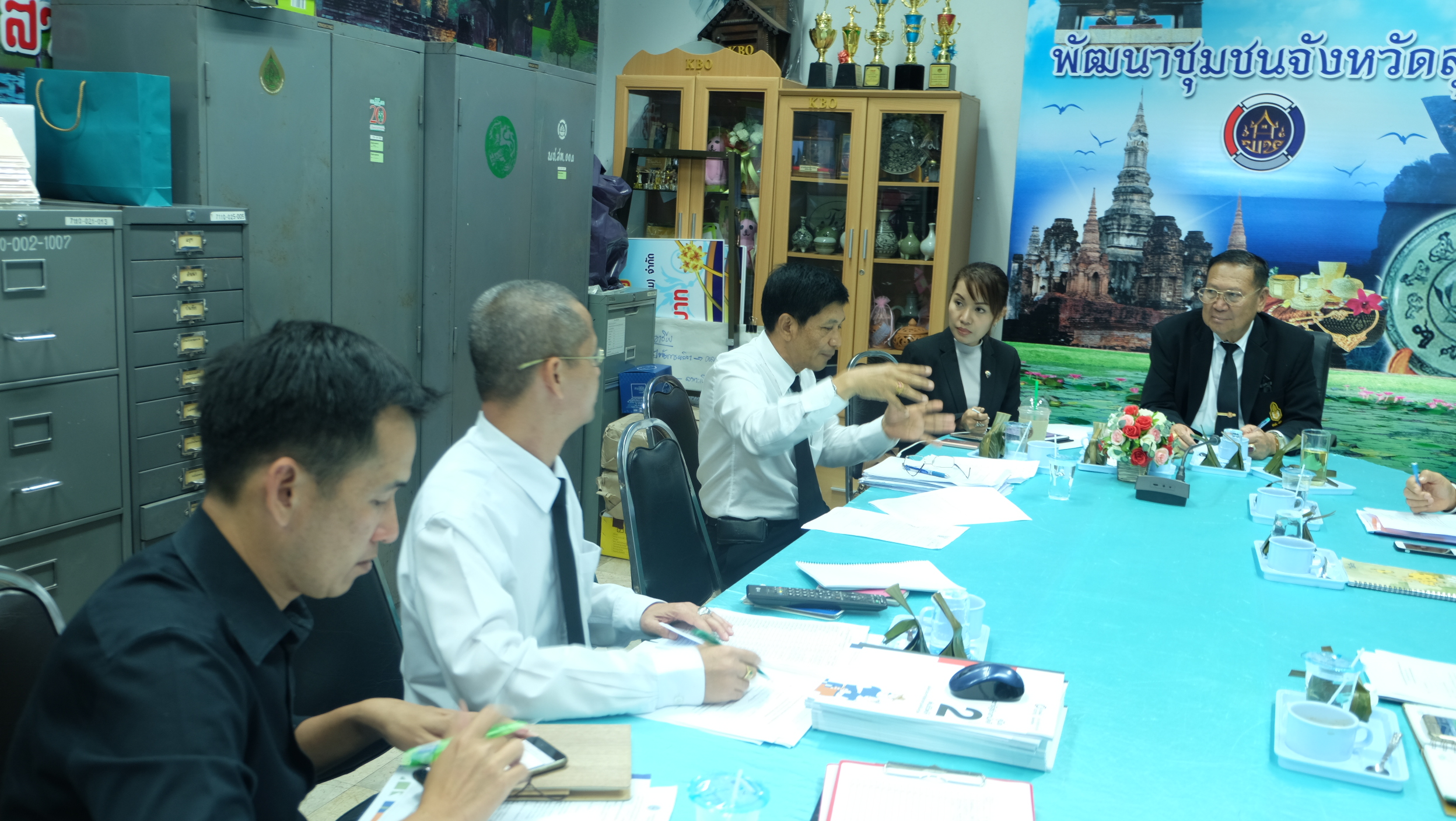 #สุโขทัย ดินแดนแห่งความสุข #วันที่ 8 ธันวาคม  2559 เวลา 13.30 น. นายสุวิน  พึ่งเงิน พัฒนาการจังหวัดสุโขทัย นายชัยยะ  ศรีชัยยะ นักวิชาการพัฒนาชุมชนชำนาญการ พร้อมด้วย กรรมการบริษัทประชารัฐรักษามัคคีสุโขทัย (วิสาหกิจเพื่อสังคม)จำกัด ได้ร่วมประชุมบริษัทประชา