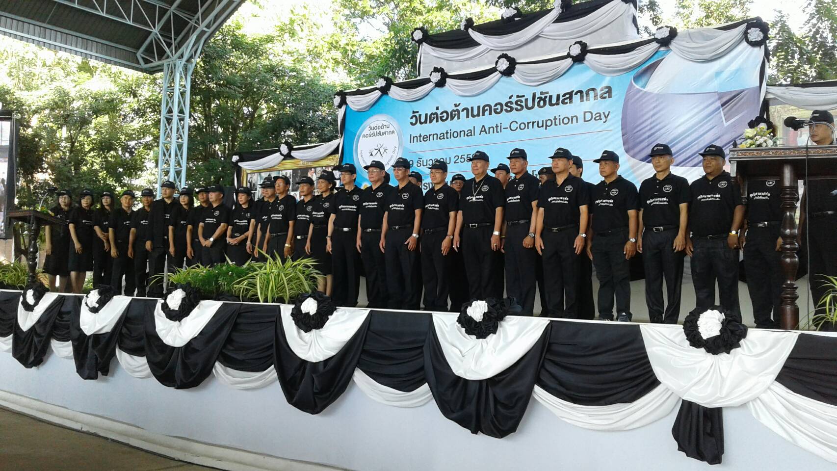 #สุโขทัย ดินแดนแห่งความสุข #วันที่ 9 ธันวาคม  2559 เวลา 08.00 น. นายสุวิน  พึ่งเงิน  พัฒนาการจังหวัดสุโขทัย มอบหมายให้นางอโณทัย  แก้วกิ่ง นักวิชาการพัฒนาชุมชนชำนาญการ เข้าร่วมกิจกรรมวันต่อต้านคอร์รับชั่นสากล สุจริตตามรอยพ่อ ขอทำดีเพื่อแผ่นดิน ณ โรงเรียนอ