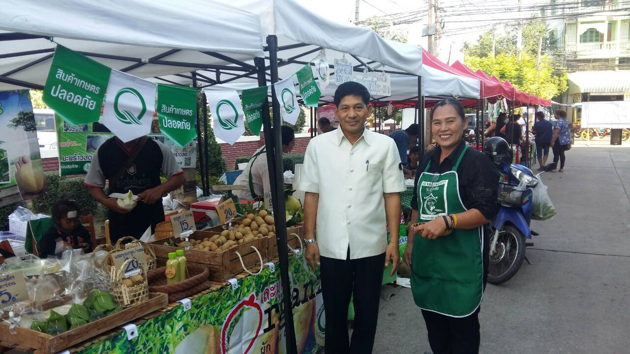 #สุโขทัย ดินแดนแห่งความสุข #วันที่ 14  ธันวาคม   2559 เวลา 07.00 น. นายสุวิน  พึ่งเงิน พัฒนาการจังหวัดสุโขทัย  นายอลงกต  สุขเกตุ นักวิชาการพัฒนาชุมชนชำนาญการ ได้ออกเยี่ยมรร้านค้าประชารัฐซึ่งจะมีการจำหน่ายสินค้าราคาถูก รวมทั้งสินค้าขอ